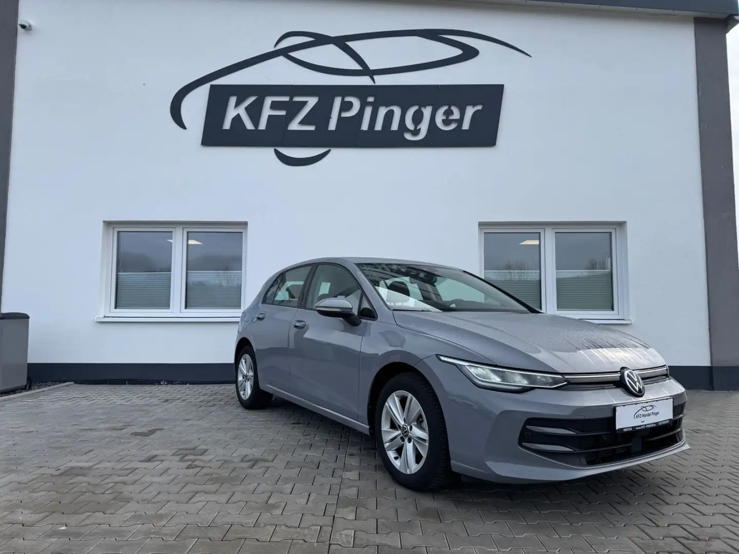 Volkswagen Golf VIII Lim. 1.5 TSI 85 kW Life Gris - 1