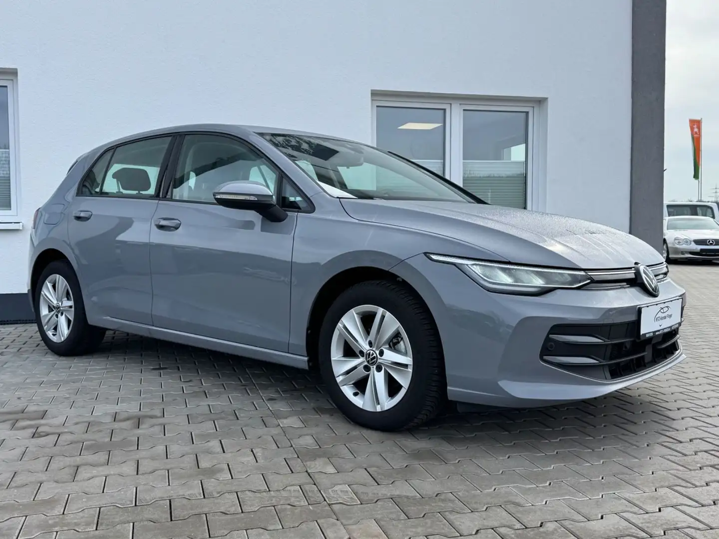 Volkswagen Golf VIII Lim. 1.5 TSI 85 kW Life Gris - 2