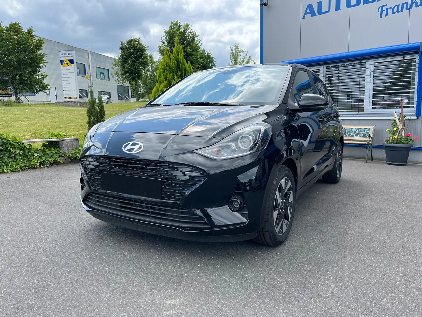 Hyundai i10 Trend Line 1.2 MT Schwarz - 1