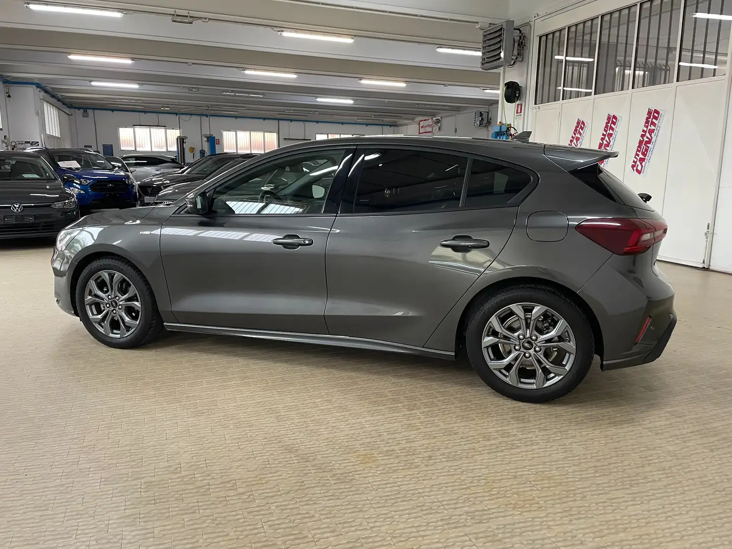 Ford Focus 1.0 ecoboost  Hybrid 125cv ST-Line 5p. Grau - 2
