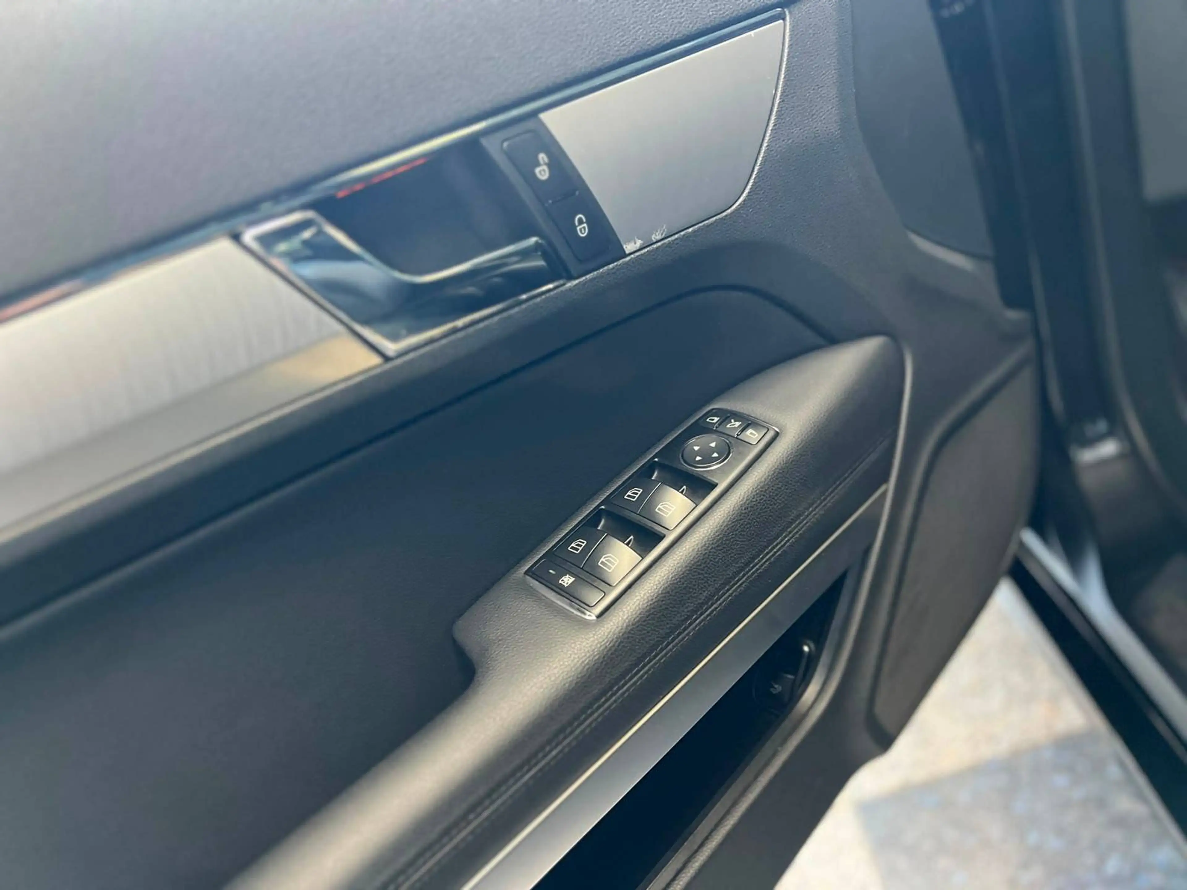 Mercedes-Benz E 350 E 350 CGI BlueEfficiency Avantgarde — photo 12