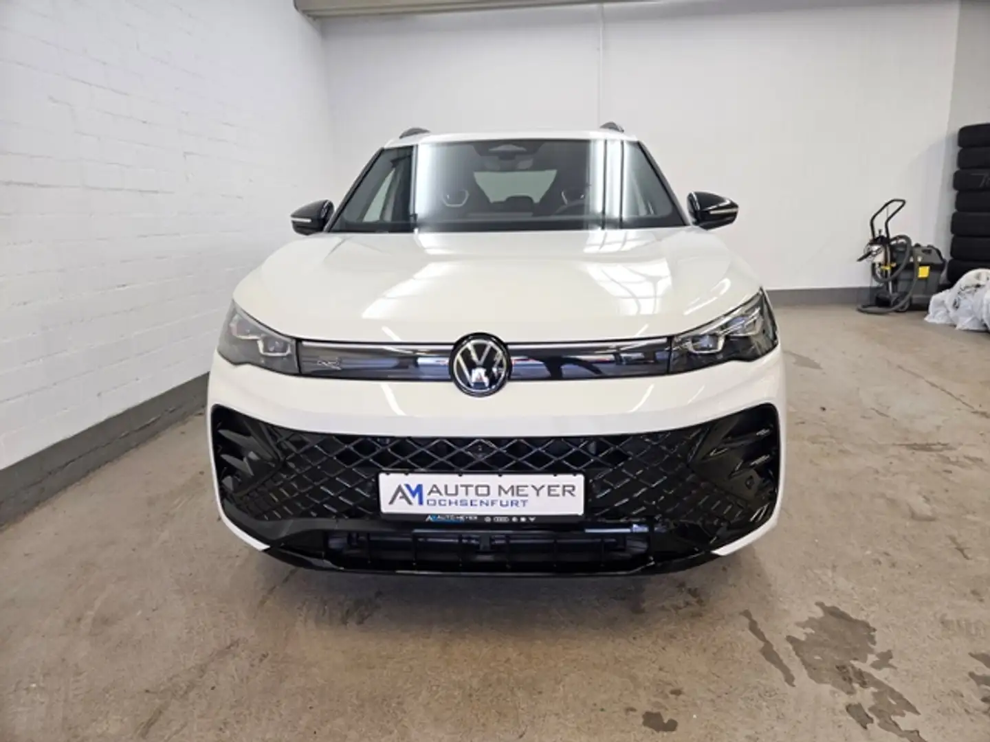 Volkswagen Tiguan R-Line 2.0 l TDI DSG Black Style AHK Navi IQ.Ligh Wit - 2