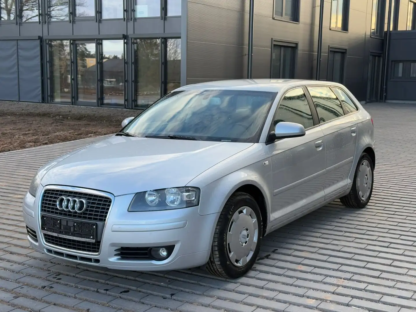 Audi A3 1.6 Attraction Grau - 1
