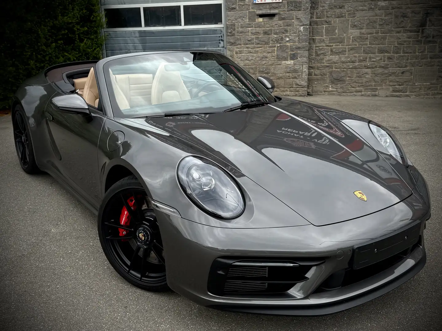Porsche 992 Carrera 4 GTS Cabrio. Gris - 1