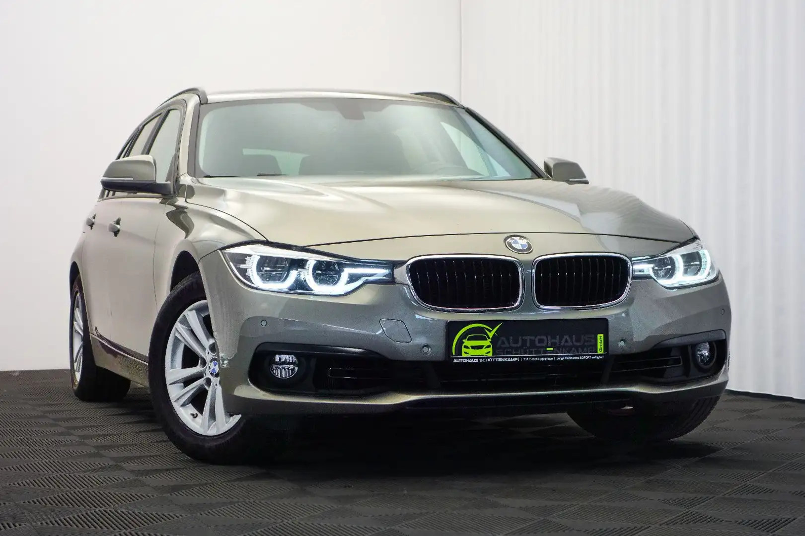 BMW 318 i Touring Aut. LED+HKKLPPE ELEKTR+NAVI+BLUETO Argent - 1