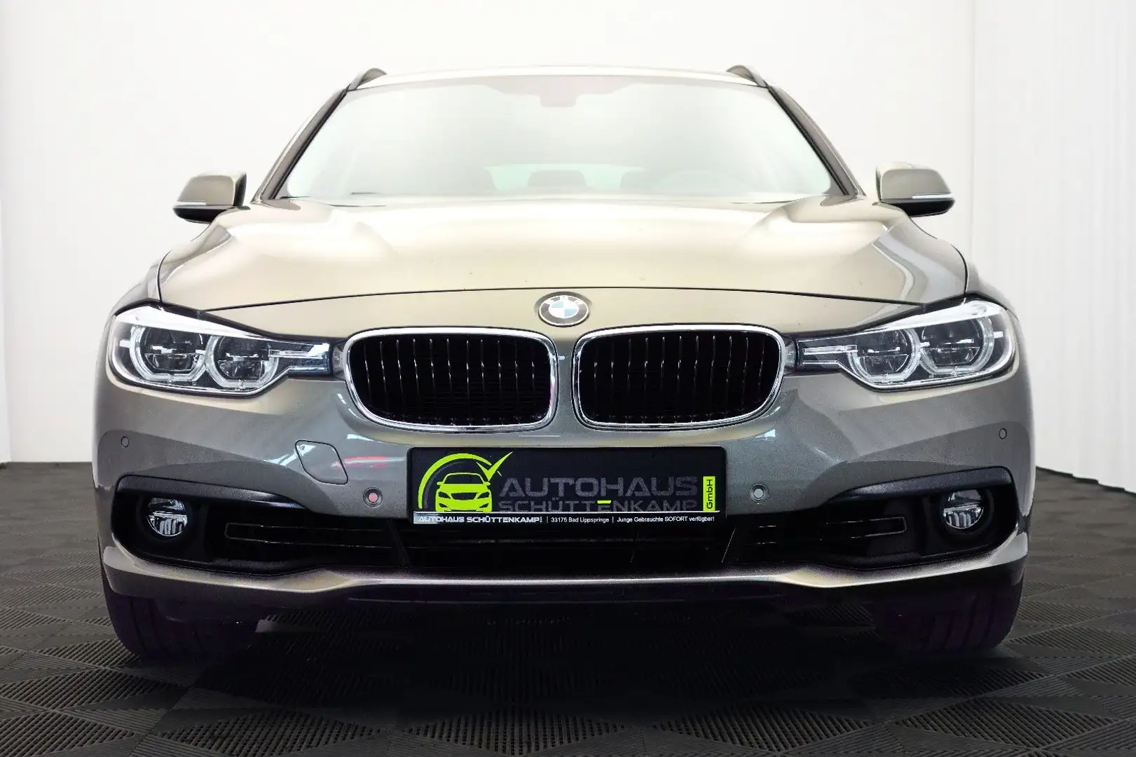 BMW 318 i Touring Aut. LED+HKKLPPE ELEKTR+NAVI+BLUETO Argent - 2