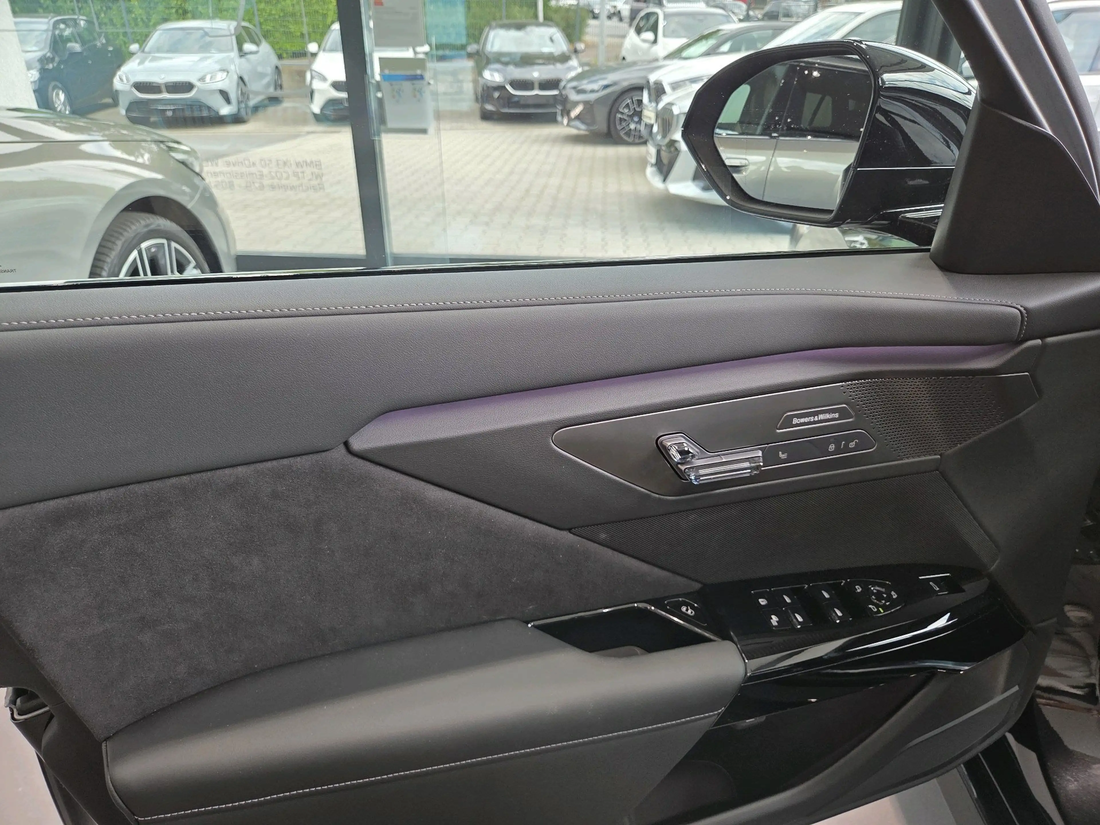 BMW i7 50 xDrive M Sport Pro || Executive Theatre SkyLoun — photo 3