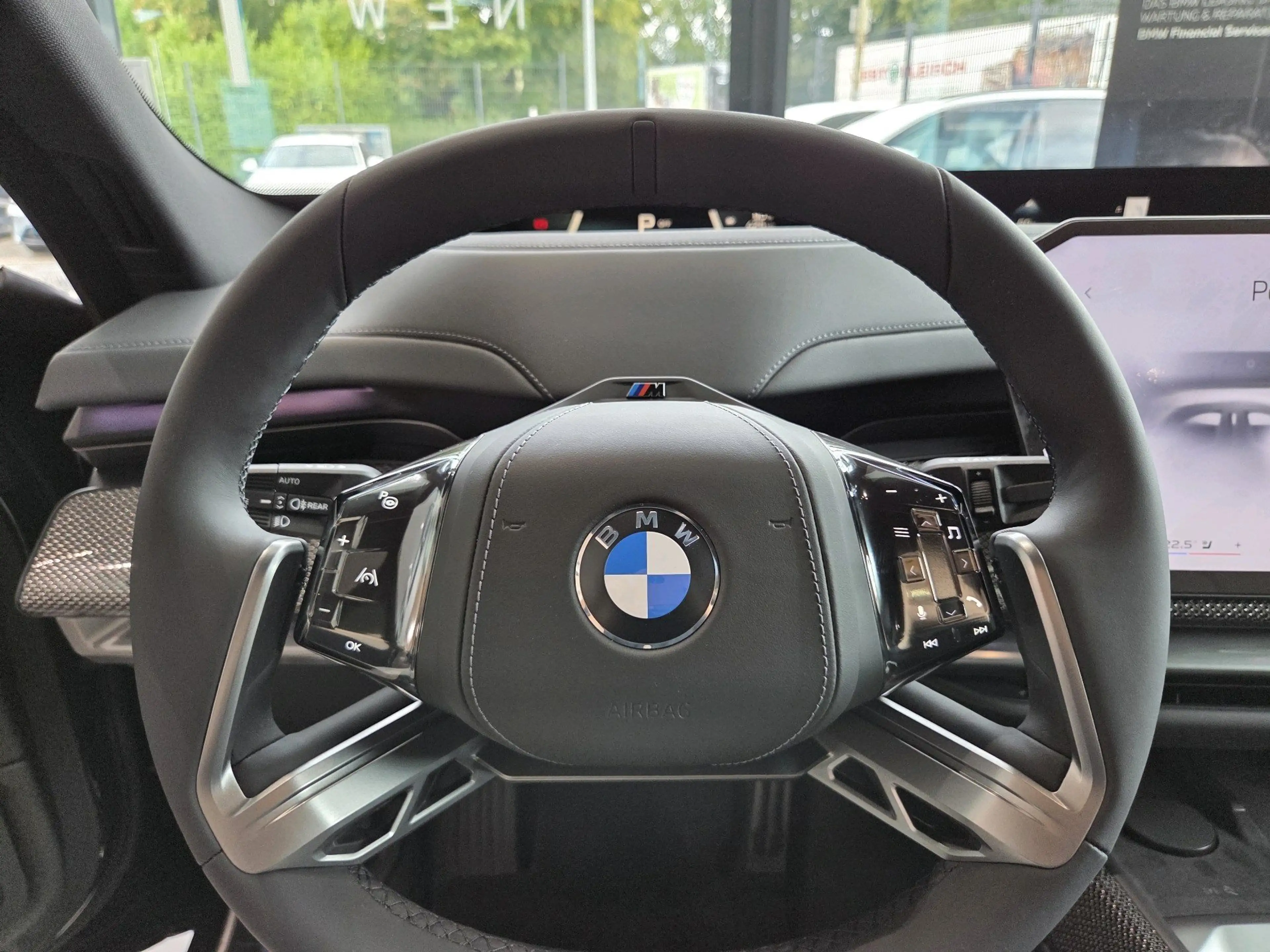 BMW i7 50 xDrive M Sport Pro || Executive Theatre SkyLoun — photo 5