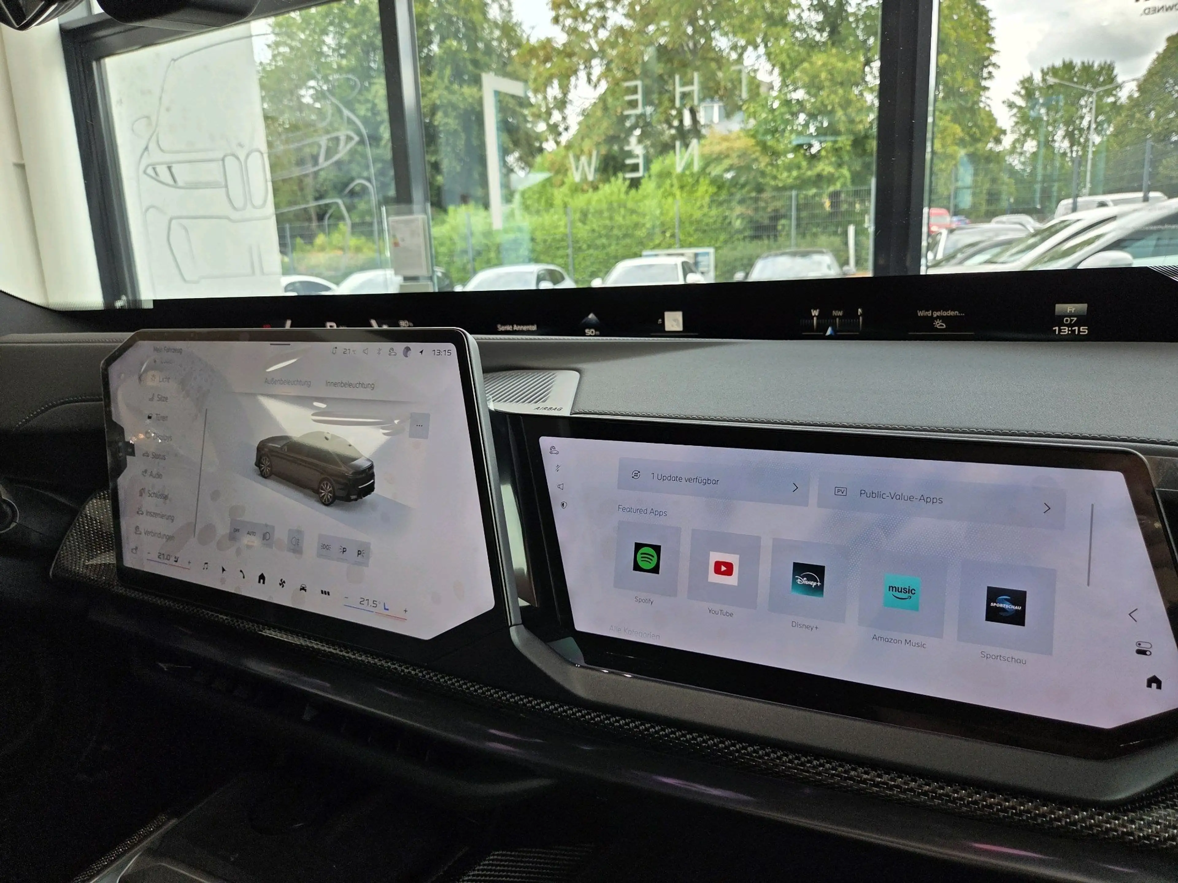 BMW i7 50 xDrive M Sport Pro || Executive Theatre SkyLoun — photo 13
