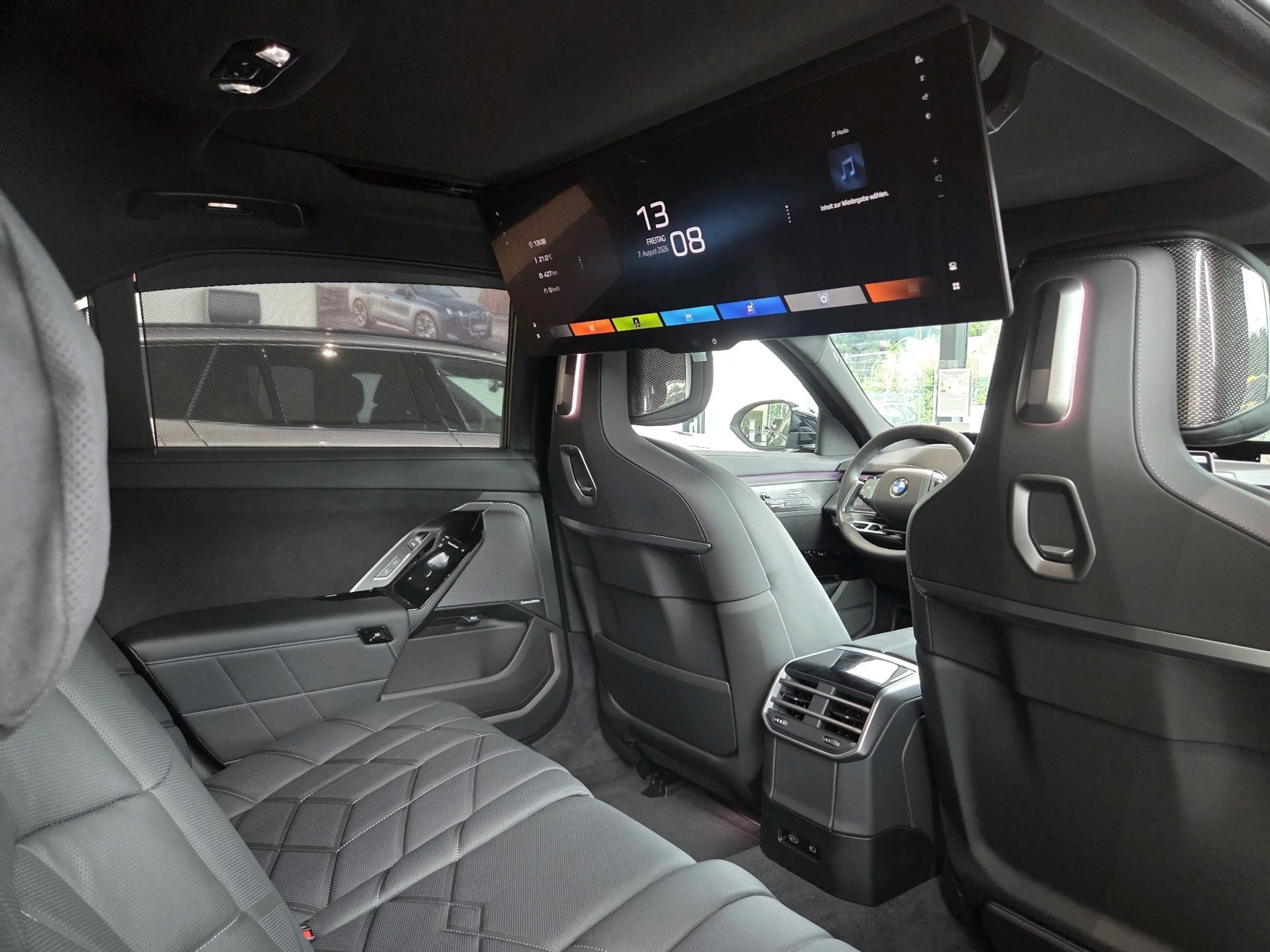 BMW i7 50 xDrive M Sport Pro || Executive Theatre SkyLoun — photo 15