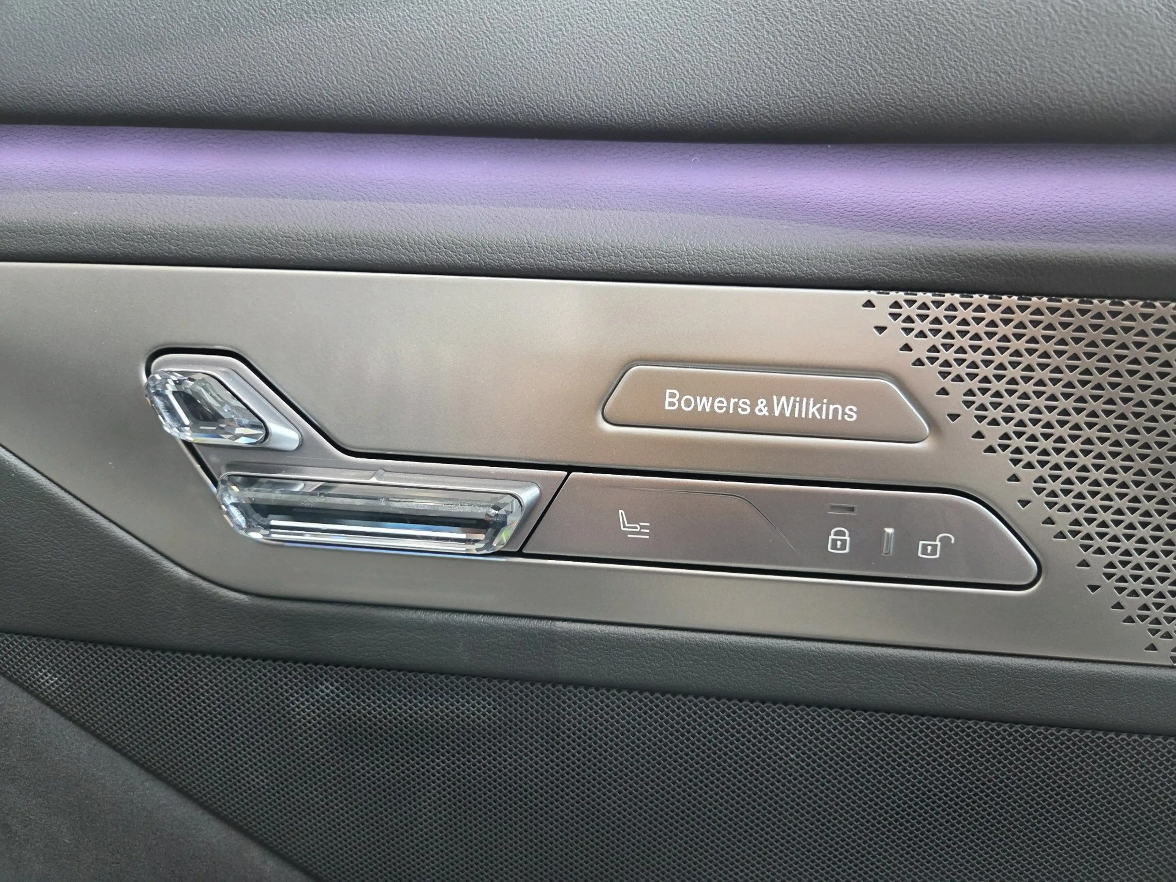 BMW i7 50 xDrive M Sport Pro || Executive Theatre SkyLoun — photo 9