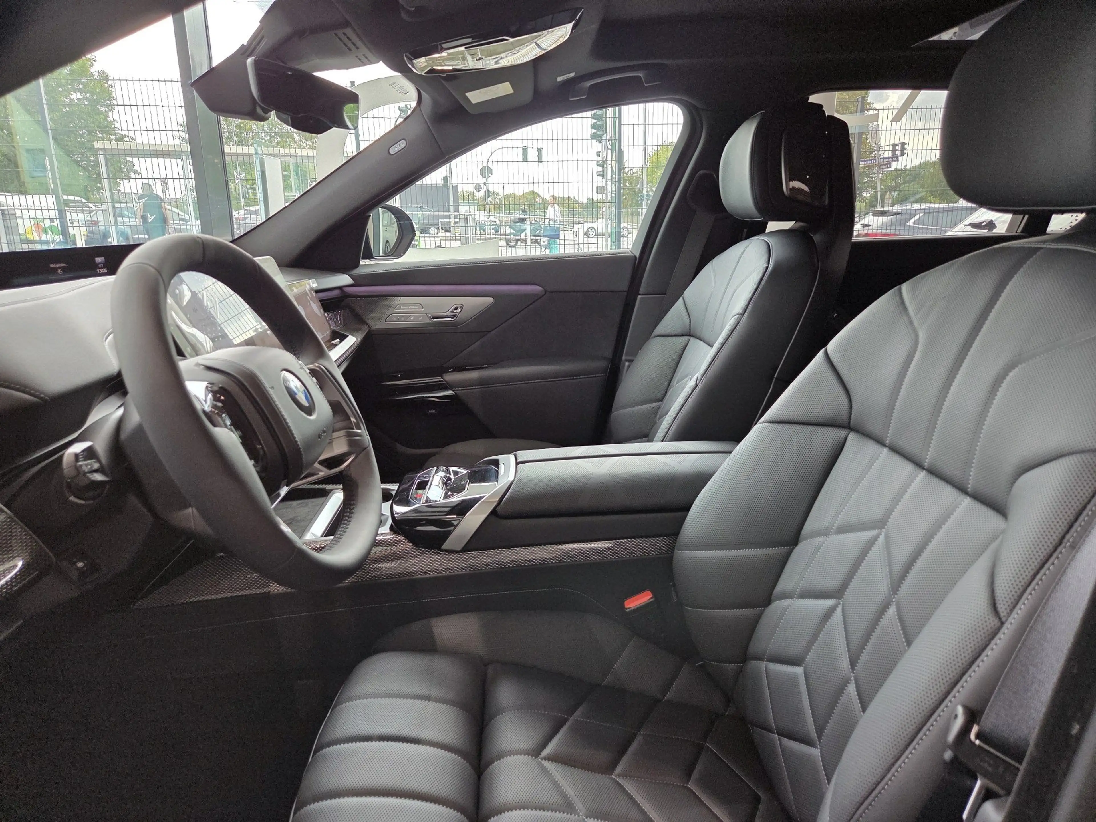 BMW i7 50 xDrive M Sport Pro || Executive Theatre SkyLoun — photo 4