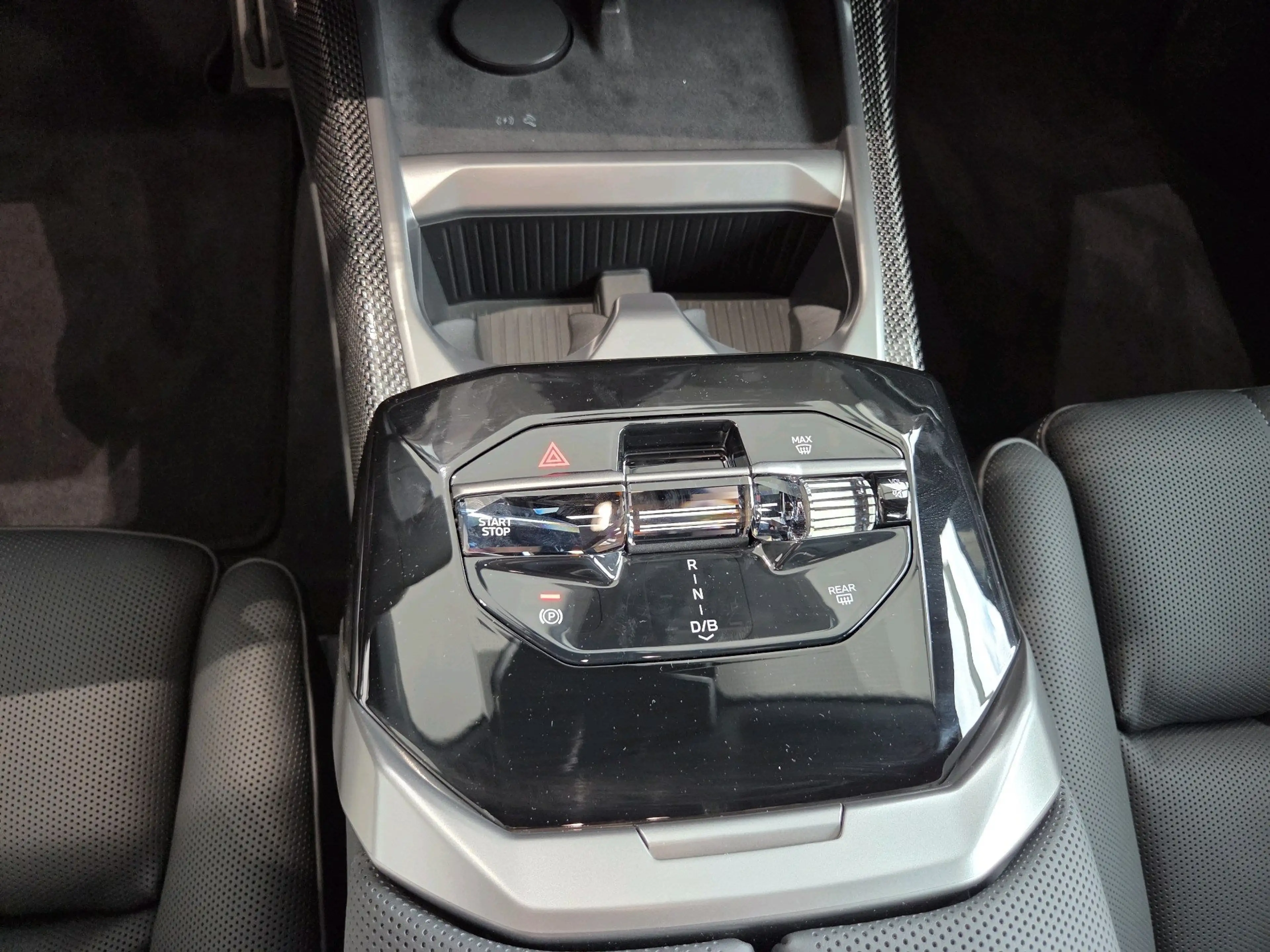 BMW i7 50 xDrive M Sport Pro || Executive Theatre SkyLoun — photo 8