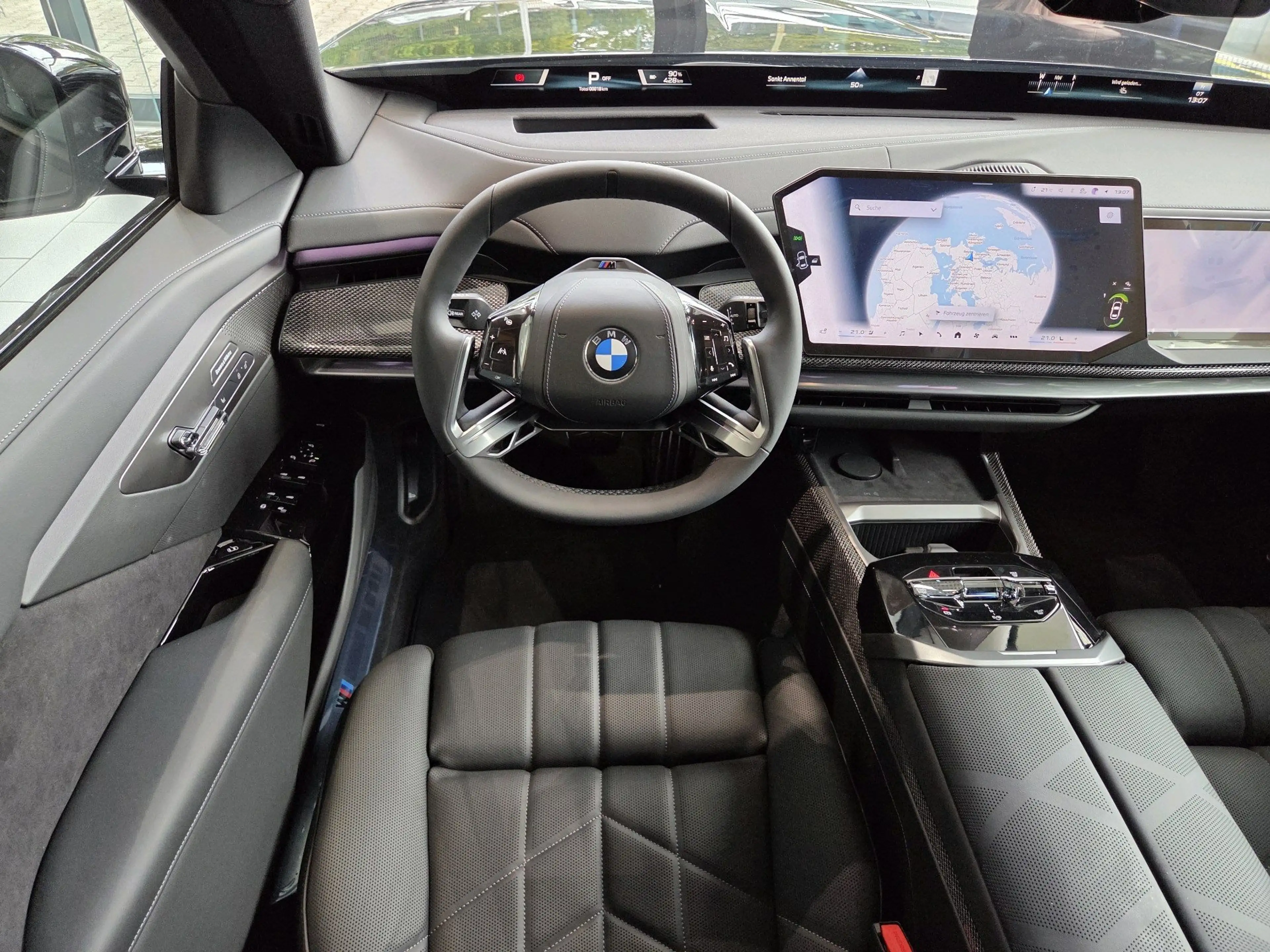 BMW i7 50 xDrive M Sport Pro || Executive Theatre SkyLoun — photo 6