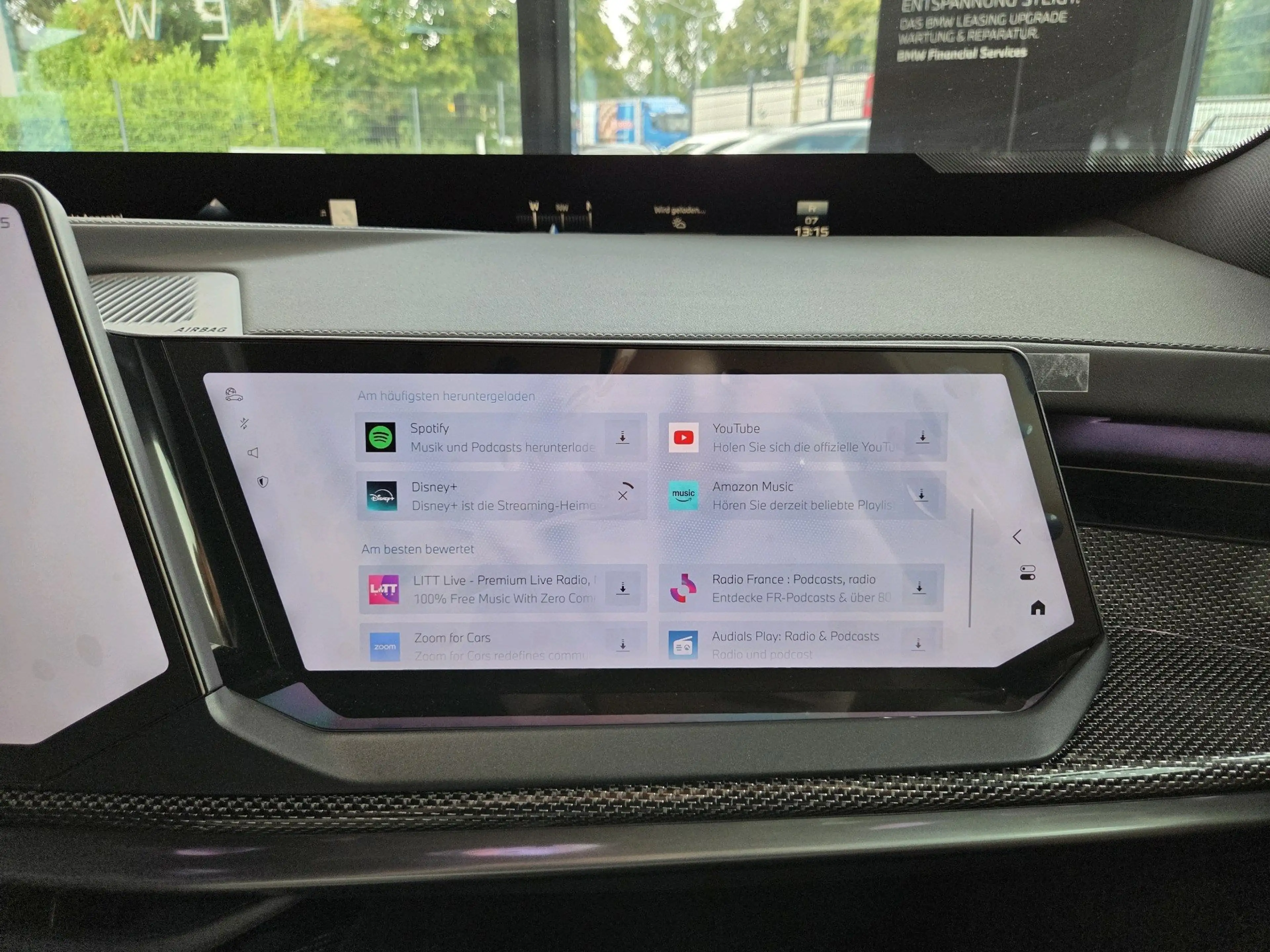 BMW i7 50 xDrive M Sport Pro || Executive Theatre SkyLoun — photo 14