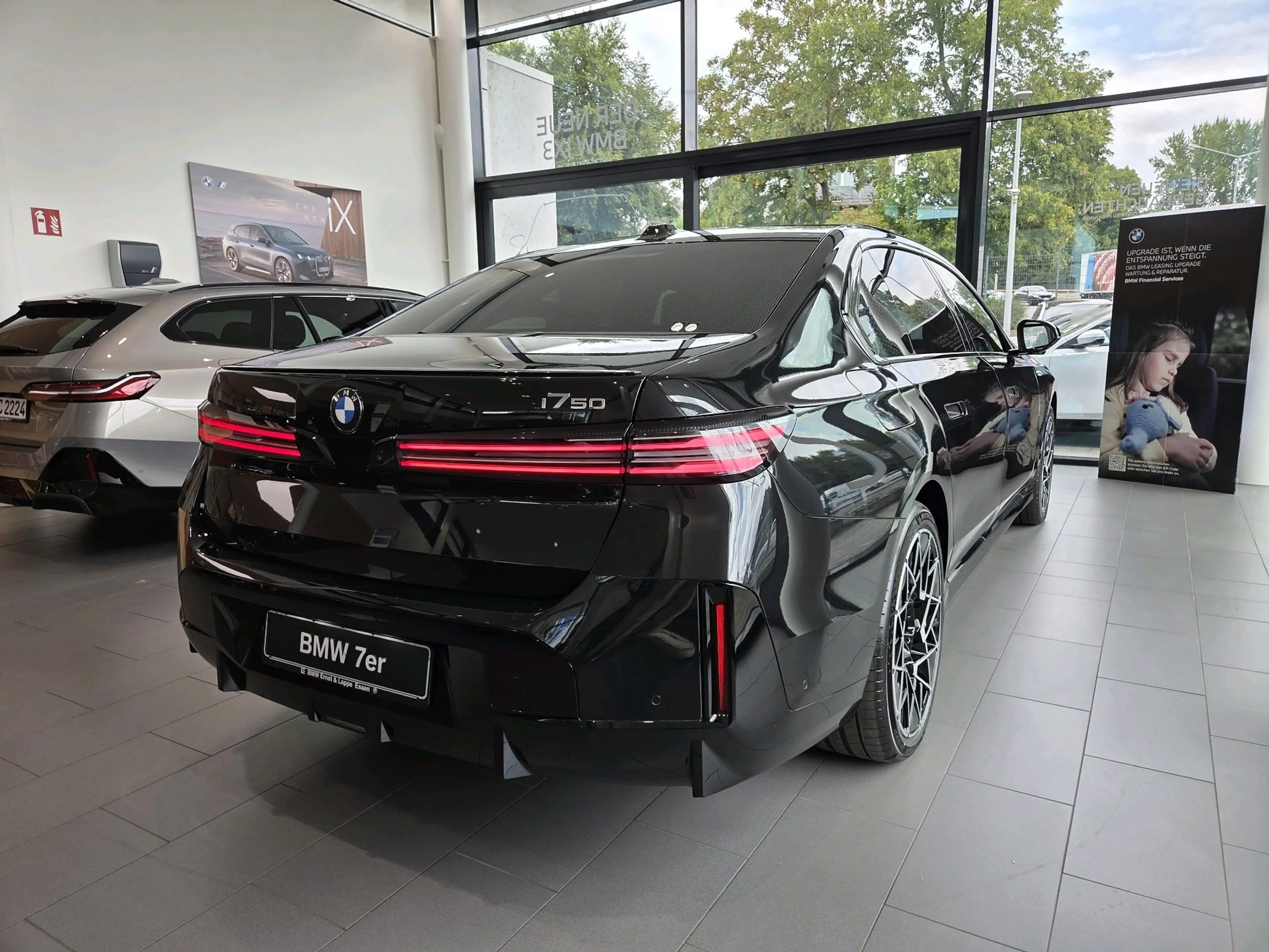 BMW i7 50 xDrive M Sport Pro || Executive Theatre SkyLoun — photo 2