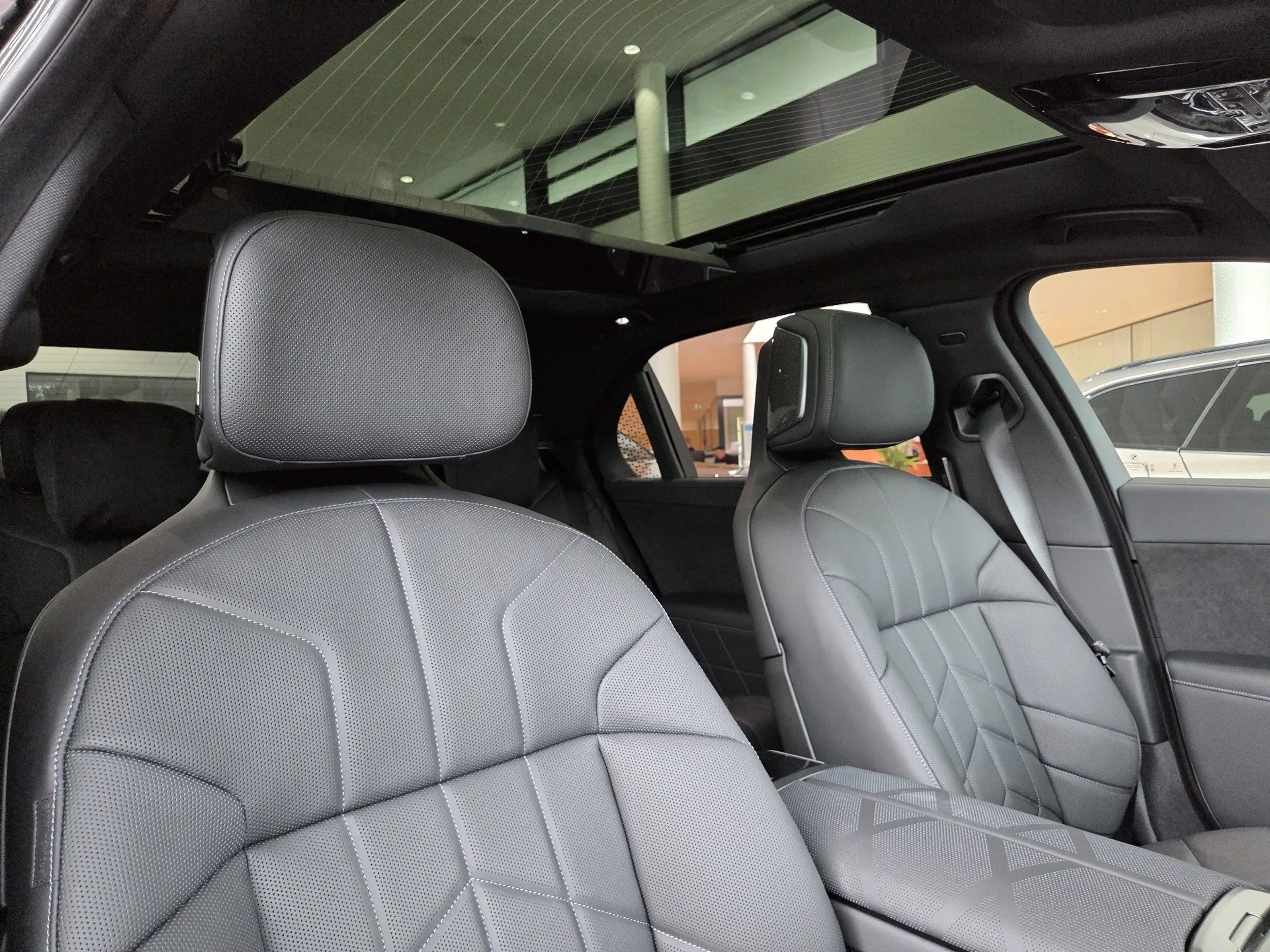 BMW i7 50 xDrive M Sport Pro || Executive Theatre SkyLoun — photo 7