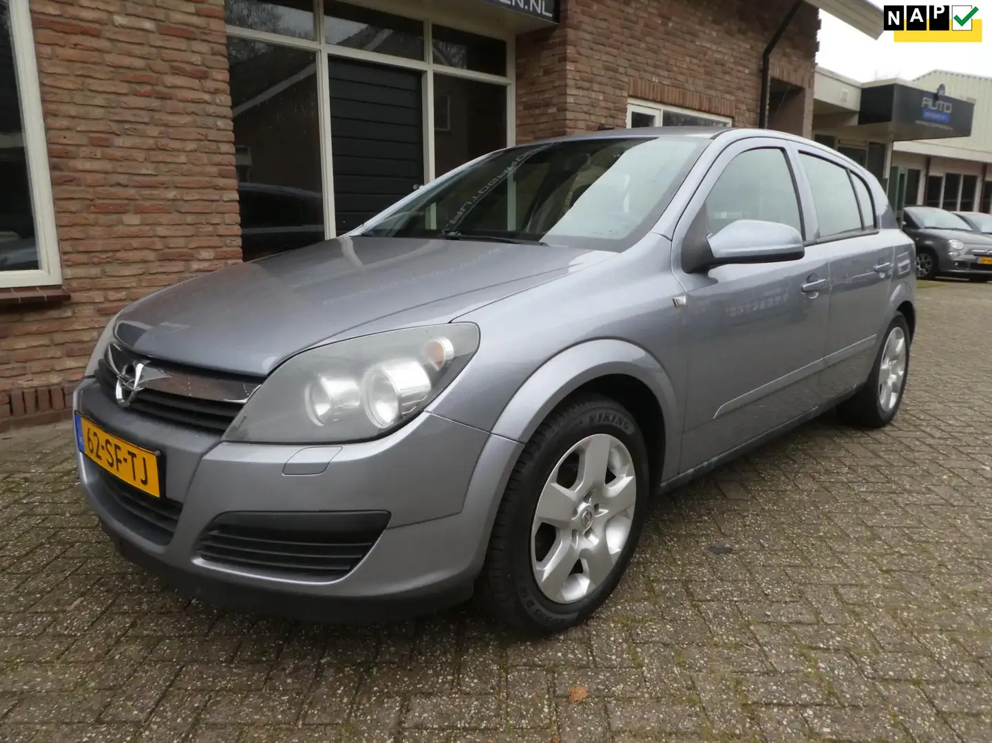 Opel Astra 1.6 Edition Automaat Grey - 1