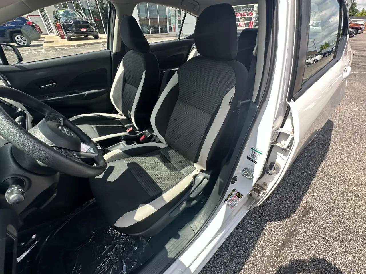 Nissan Versa снимка Nissan Versa