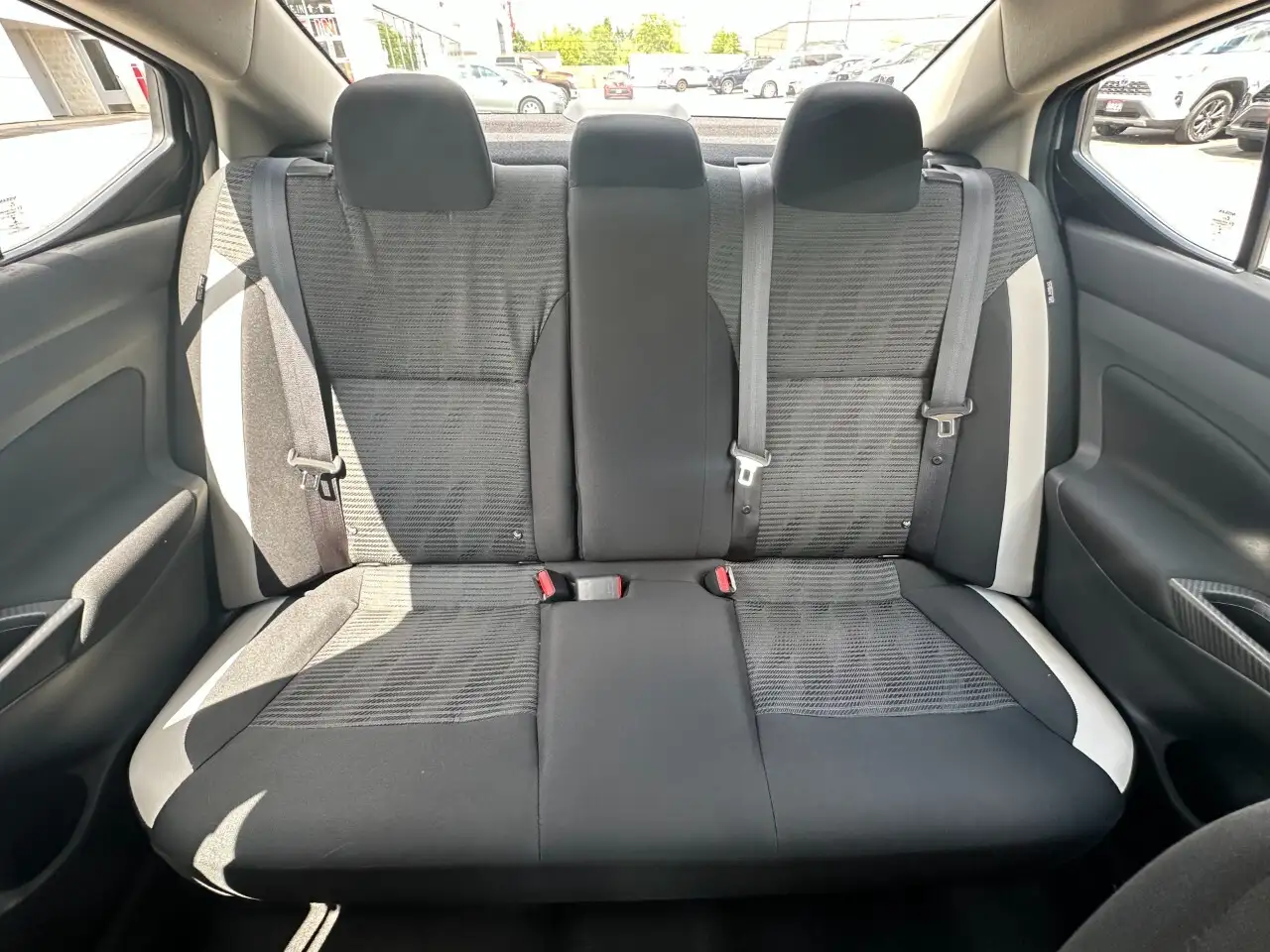 Nissan Versa снимка Nissan Versa