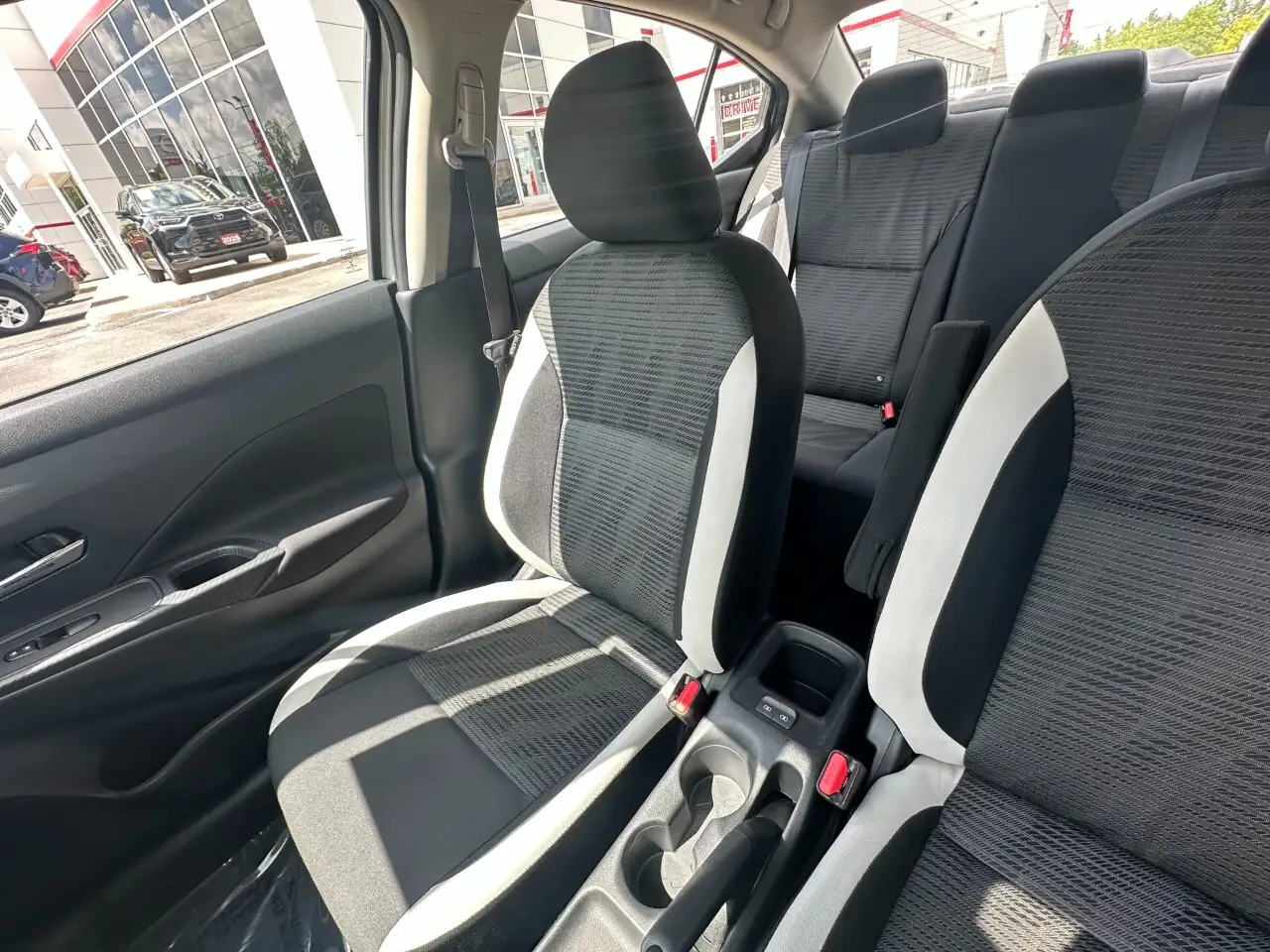Nissan Versa снимка Nissan Versa