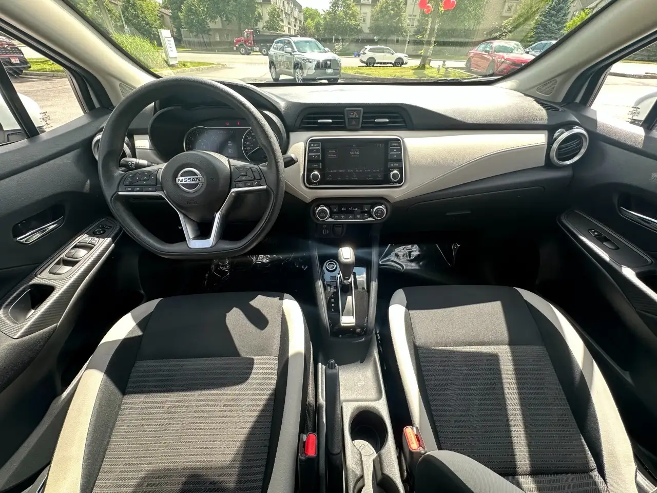 Nissan Versa снимка Nissan Versa