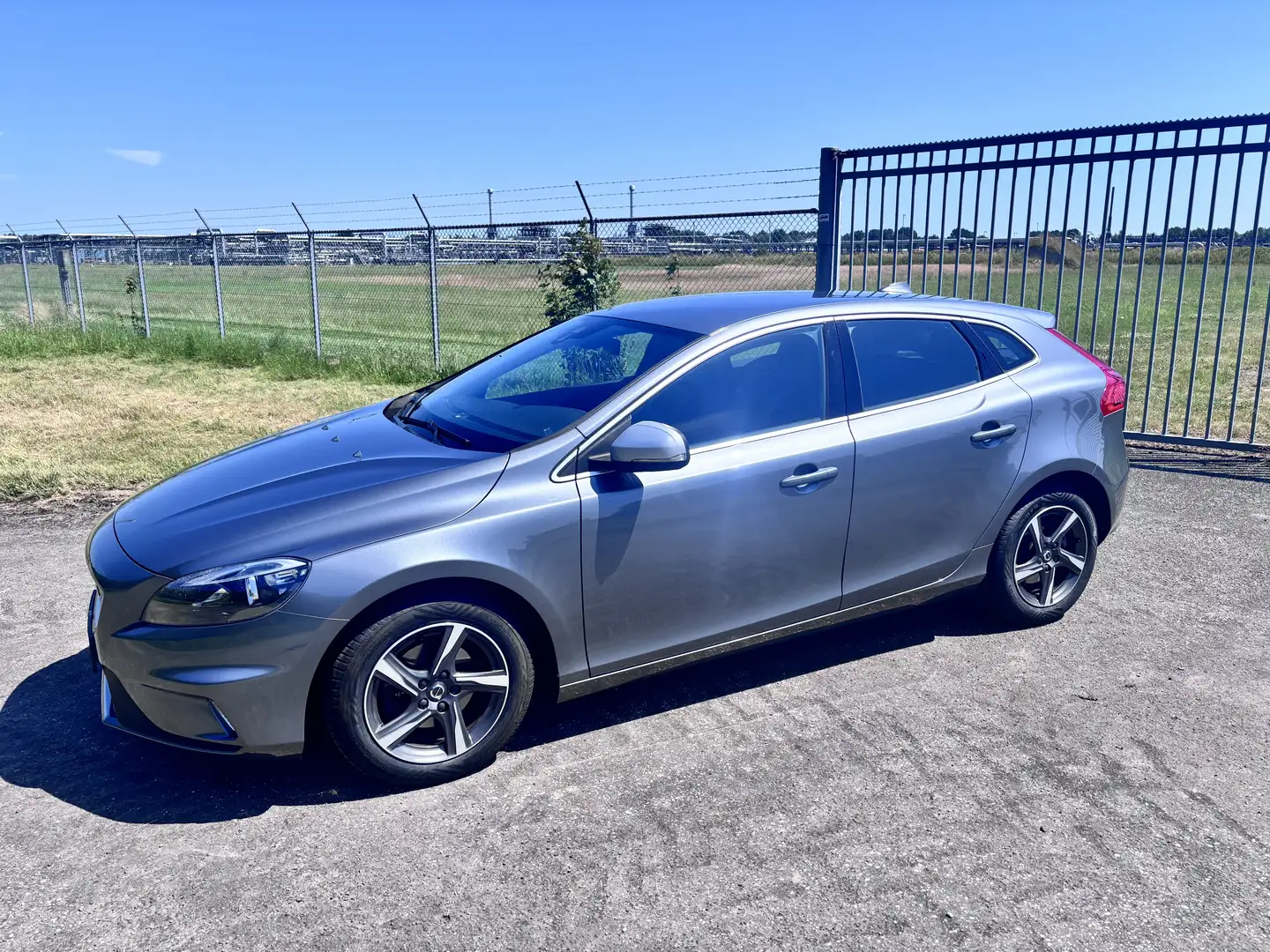 Volvo V40 2.0 D2 R-Design Bns Grijs - 1