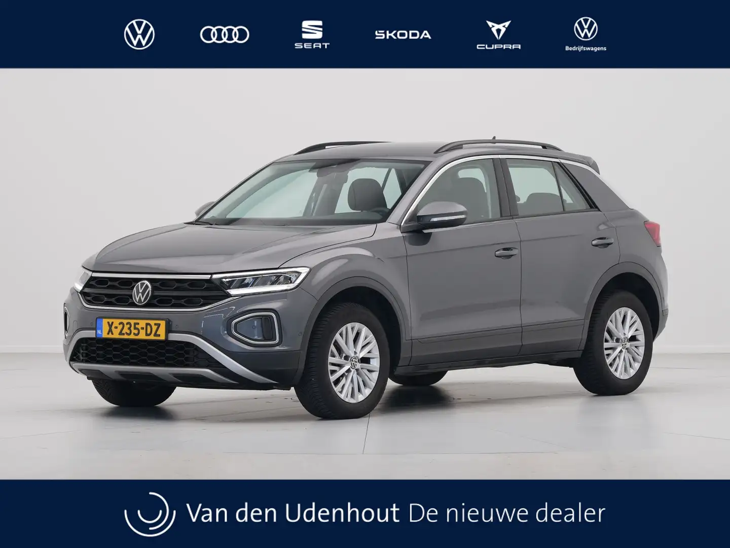 Volkswagen T-Roc 1.5 TSI 150pk DSG Life Navigatie Clima Pdc Acc Grijs - 1