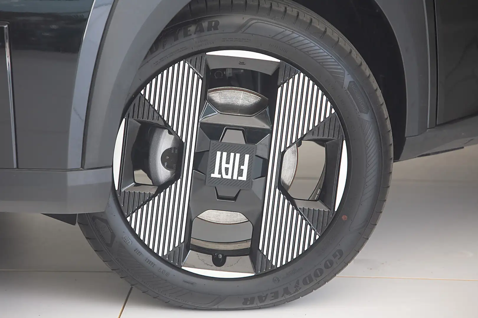 Fiat Grande Panda Hybrid mHEV 110 6-Gang eDCT La Prima Schwarz - 2
