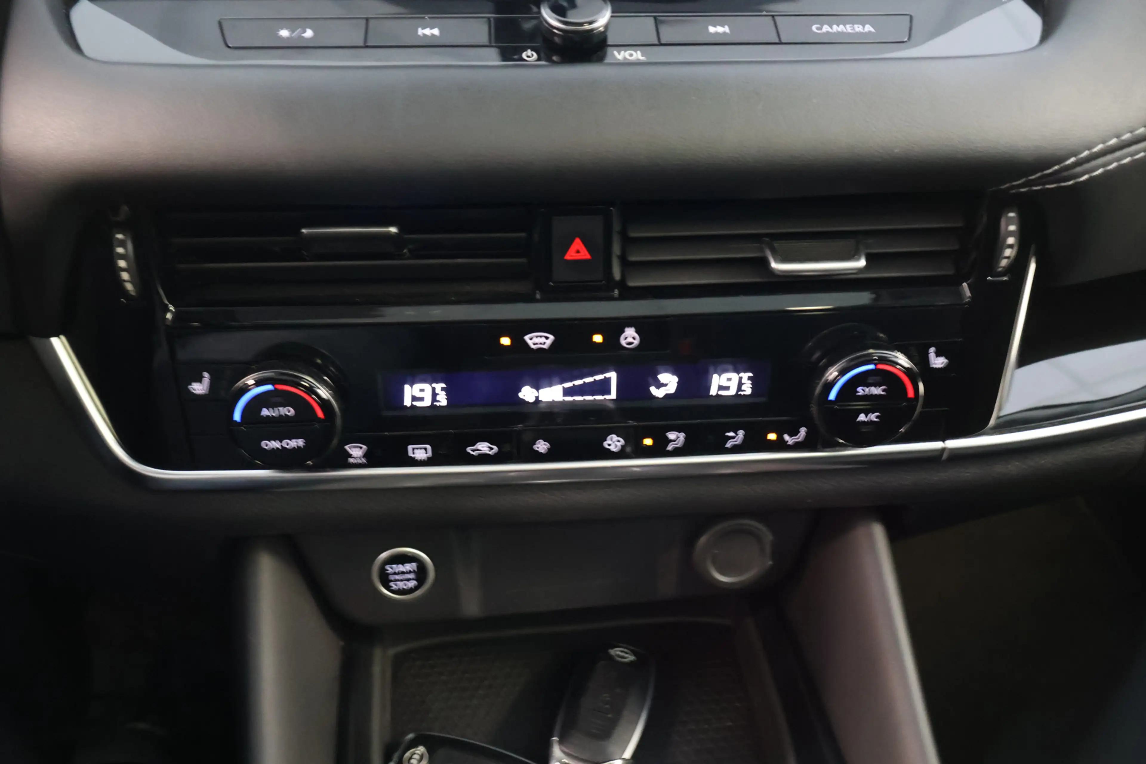 Nissan Qashqai 1.3 MHEV Xtronic N-Connecta, Panodak, 360° Camera, — photo 8