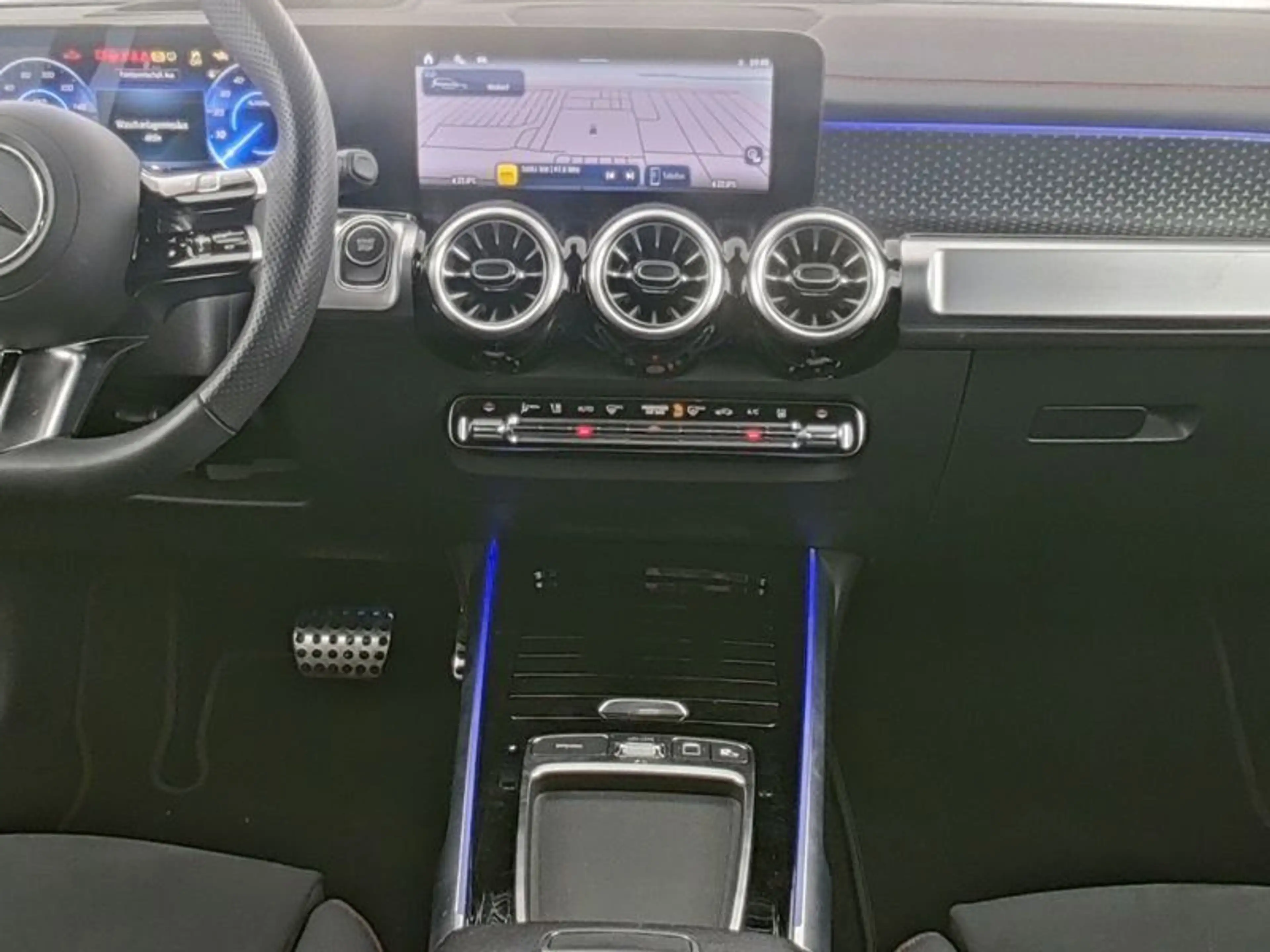 Mercedes-Benz EQB 250 AMG-PREMIUM DISTRONIC MEMORY BURMESTER — photo 7