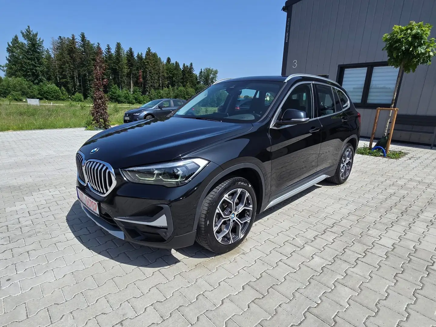 BMW X1 X1 sDrive20d Aut. xLine Schwarz - 1