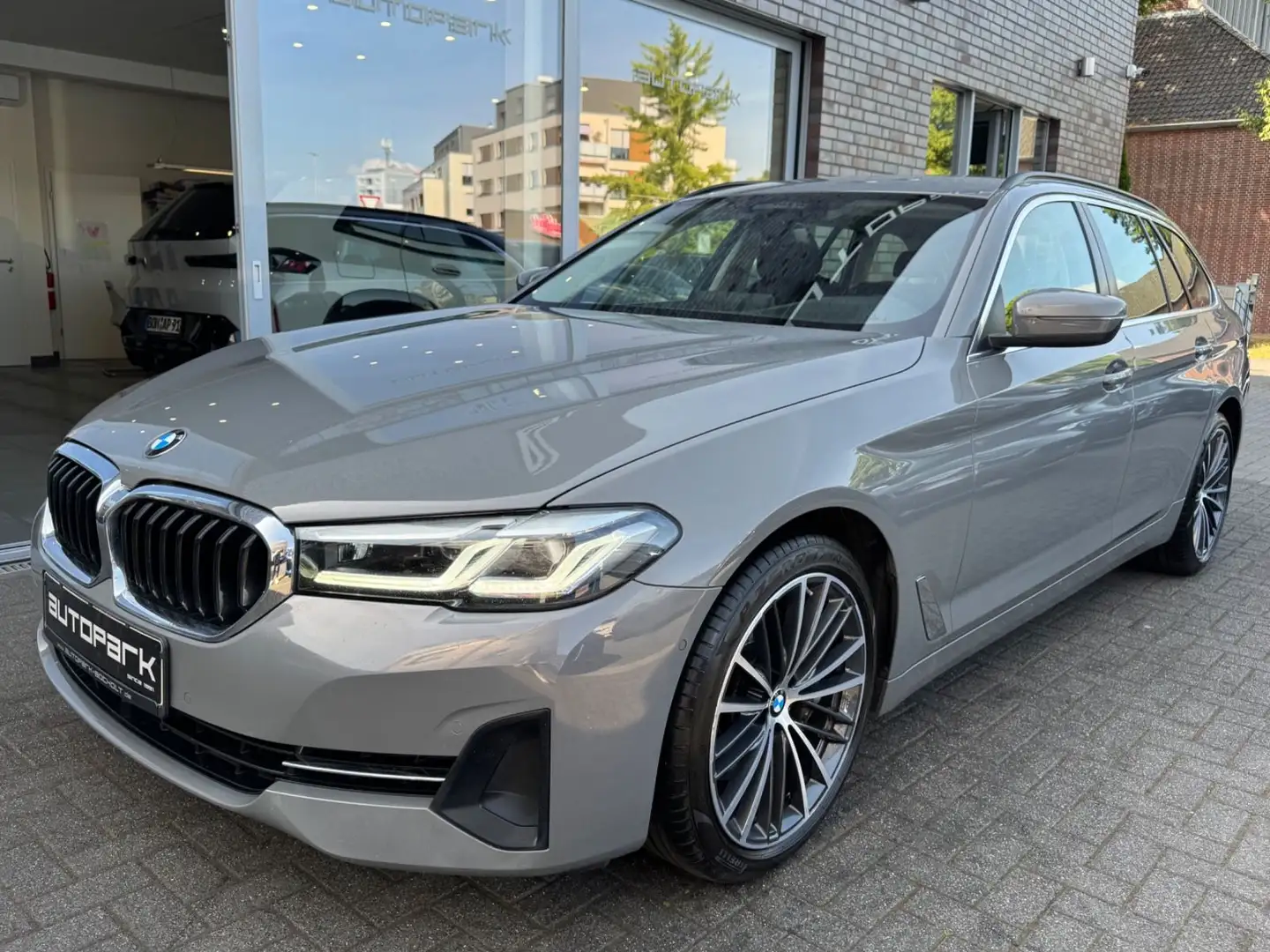 BMW 530 d T xDrive 4-Zonen DAProf. HUD Memory AHK 19" Grau - 1