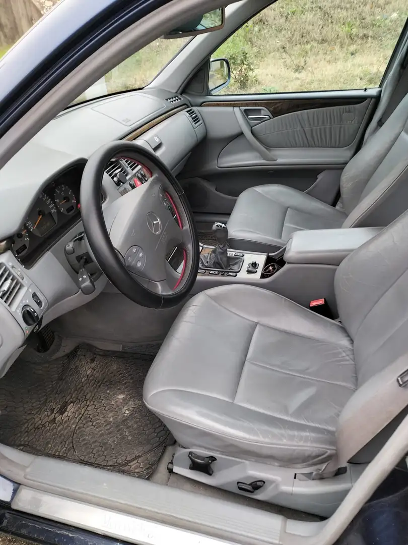 Mercedes-Benz 270 - 1