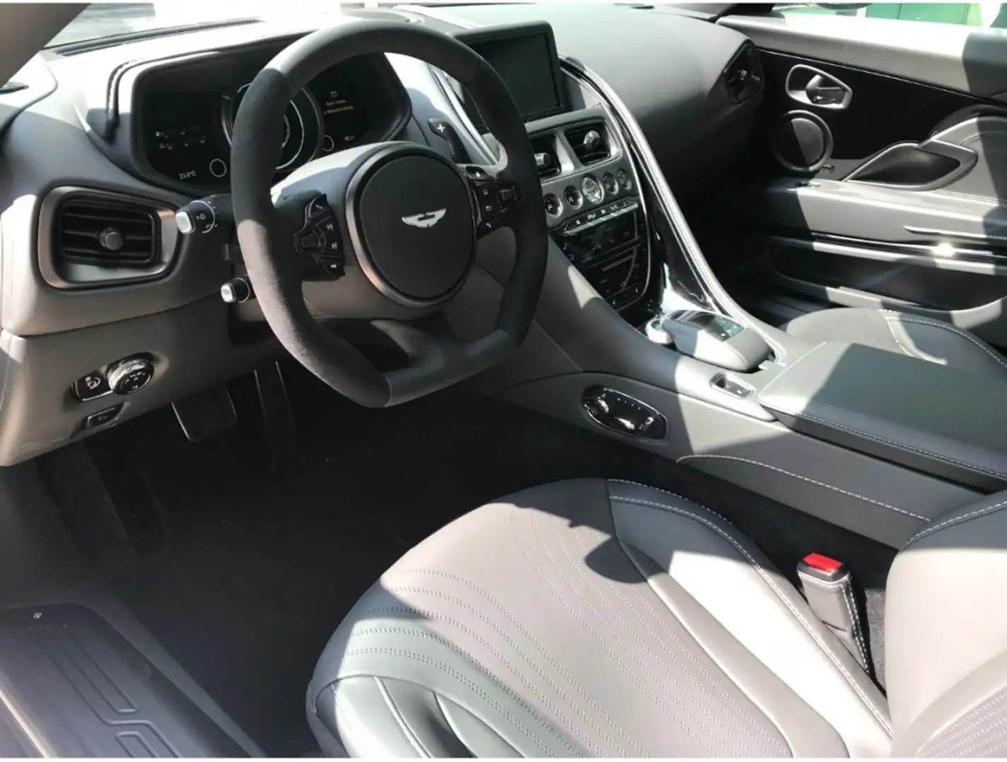 Aston Martin DB11 Deportivo Automático de 2 Puertas Grey - 2