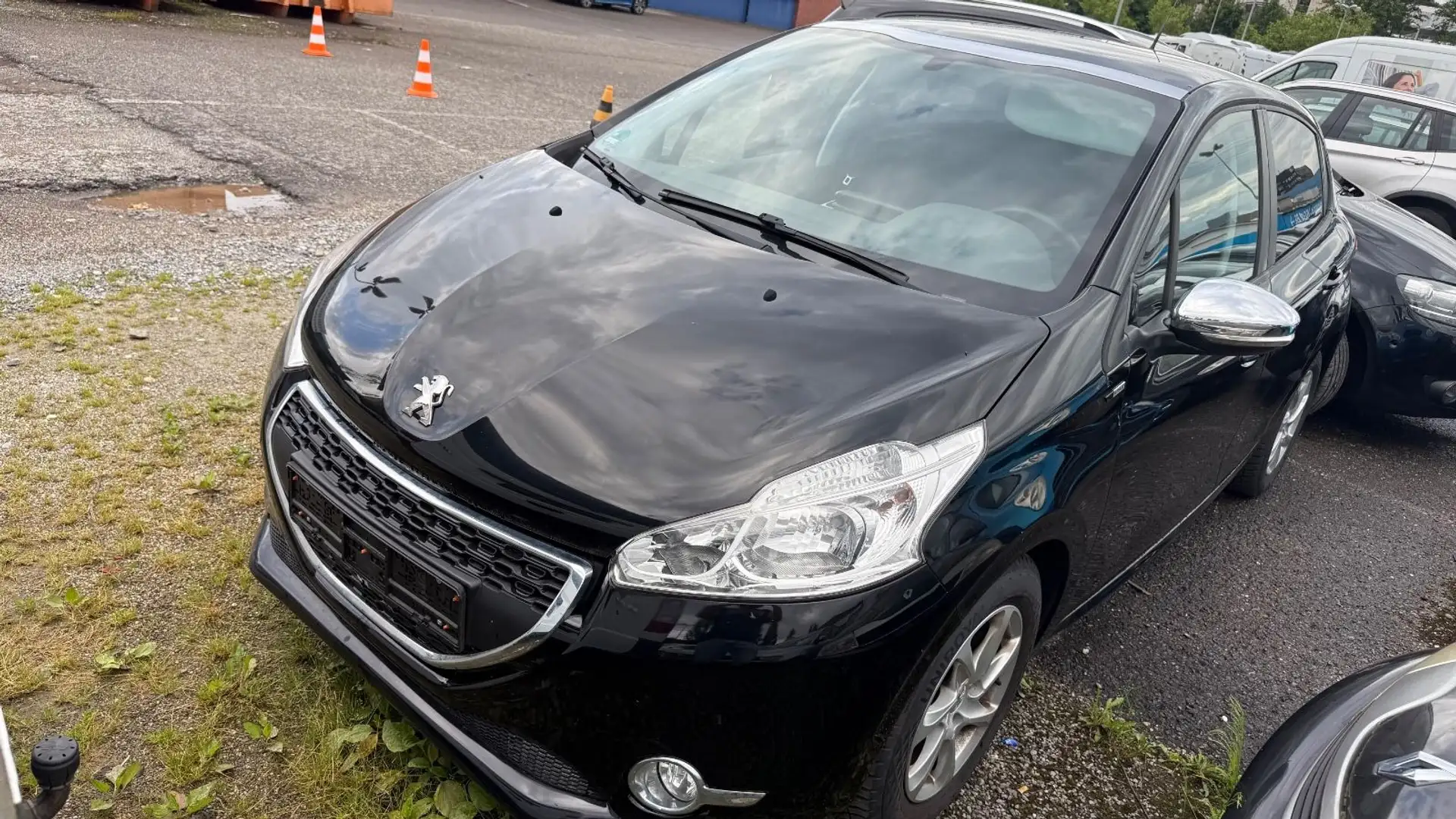 Peugeot 208 Style, 95.000 KM, Klima, Euro 6 Schwarz - 1