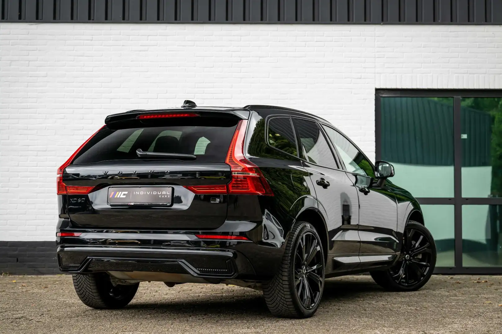 Volvo XC60 2.0 T6 Ultimate AWD Black Edition 398pk LONG RANGE Zwart - 2