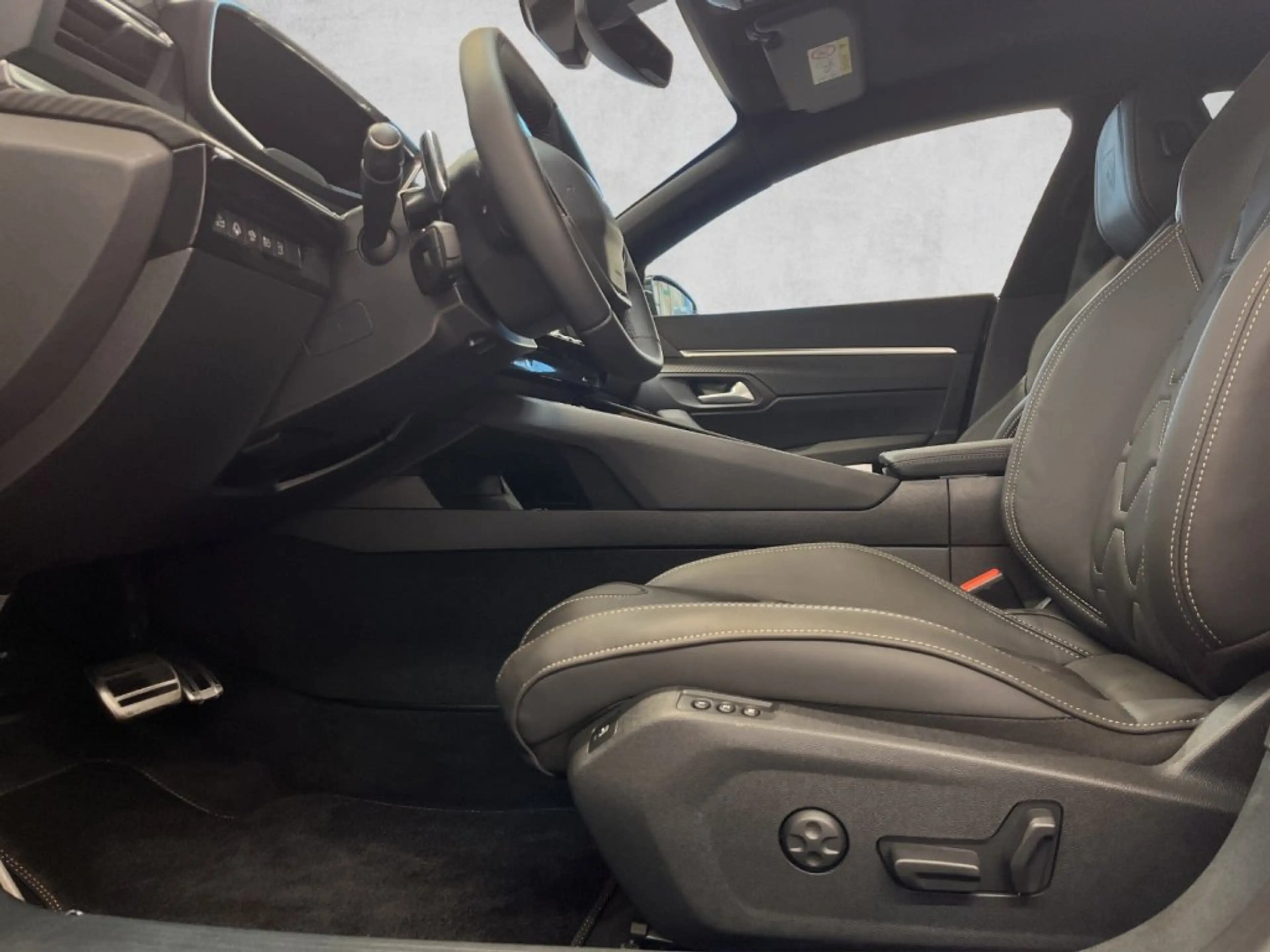 Peugeot 508 SW Lion Edition PHEV 225 e-EAT8 — photo 9