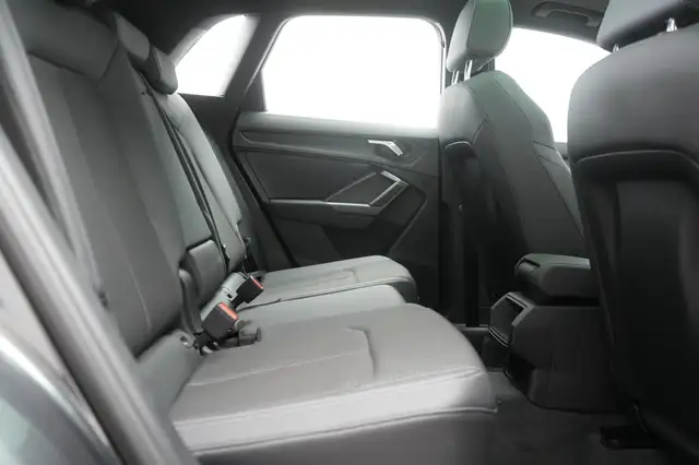 Audi Q3 view 8