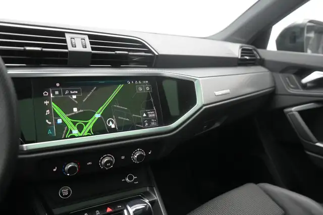 Audi Q3 view 15