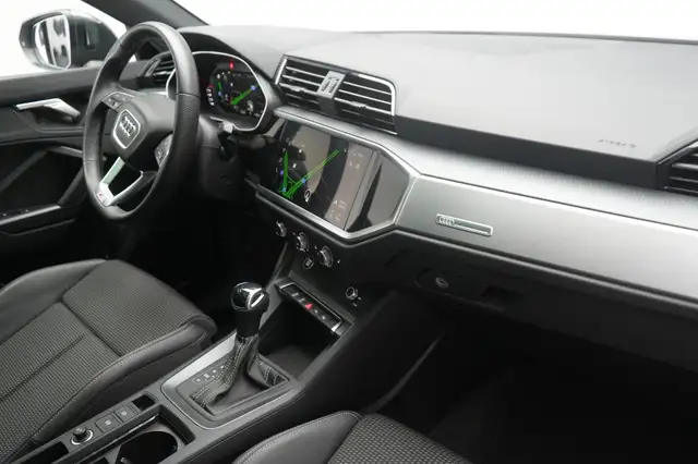 Audi Q3 view 7