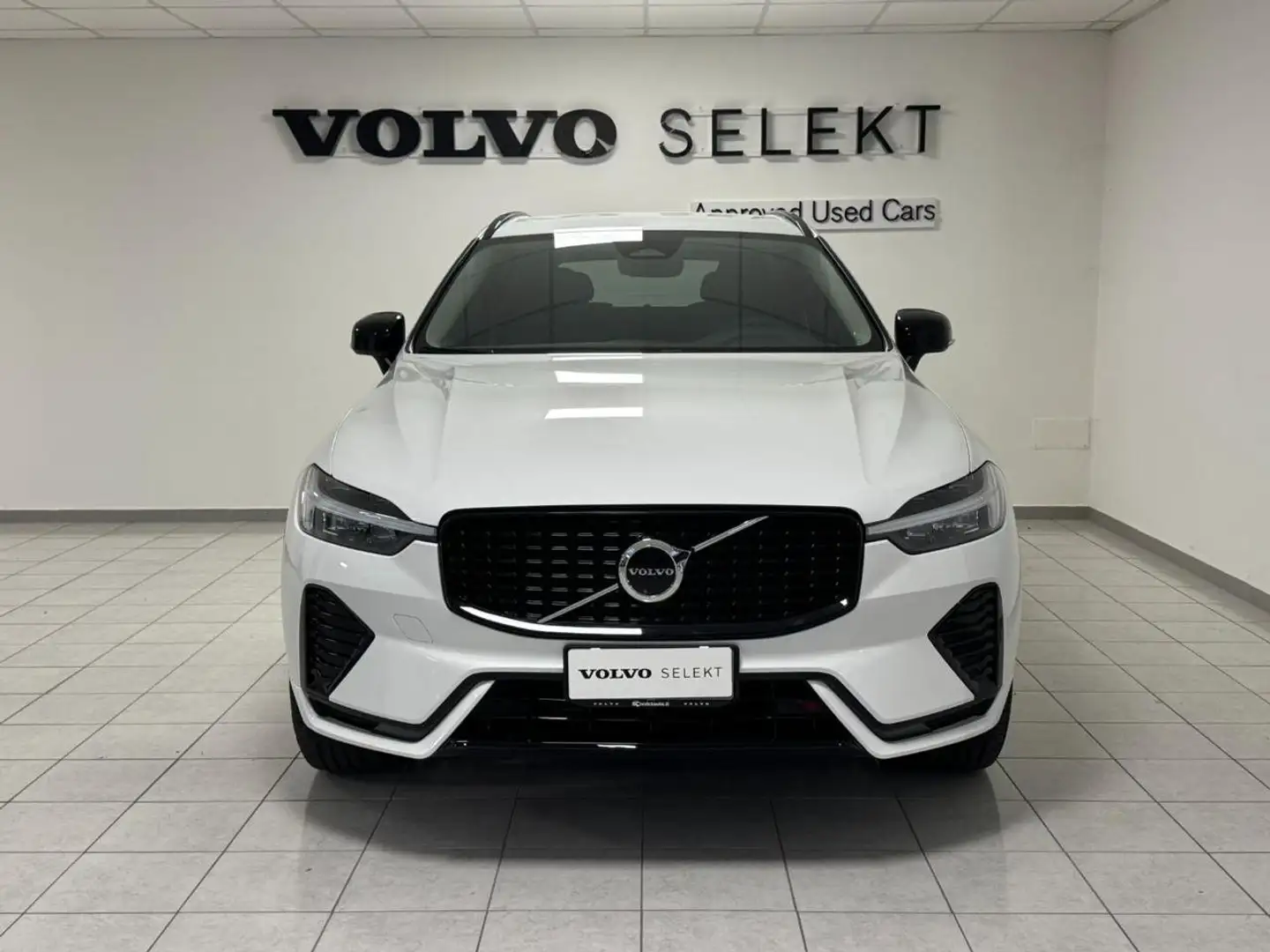 Volvo XC60 B4 (d) AWD automatico Plus Dark Bianco - 2