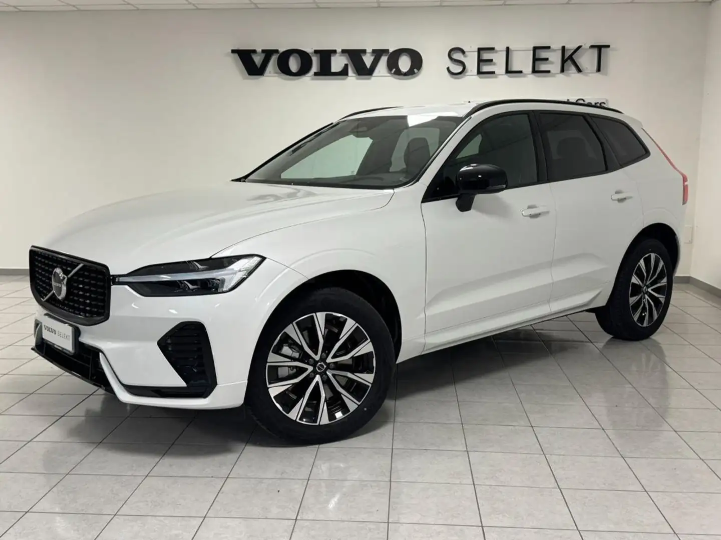 Volvo XC60 B4 (d) AWD automatico Plus Dark Bianco - 1