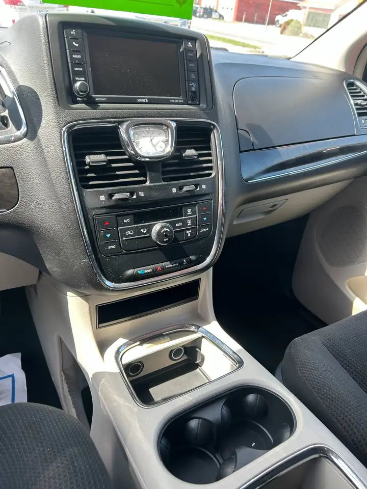 Chrysler Town & Country снимка Chrysler Town & Country