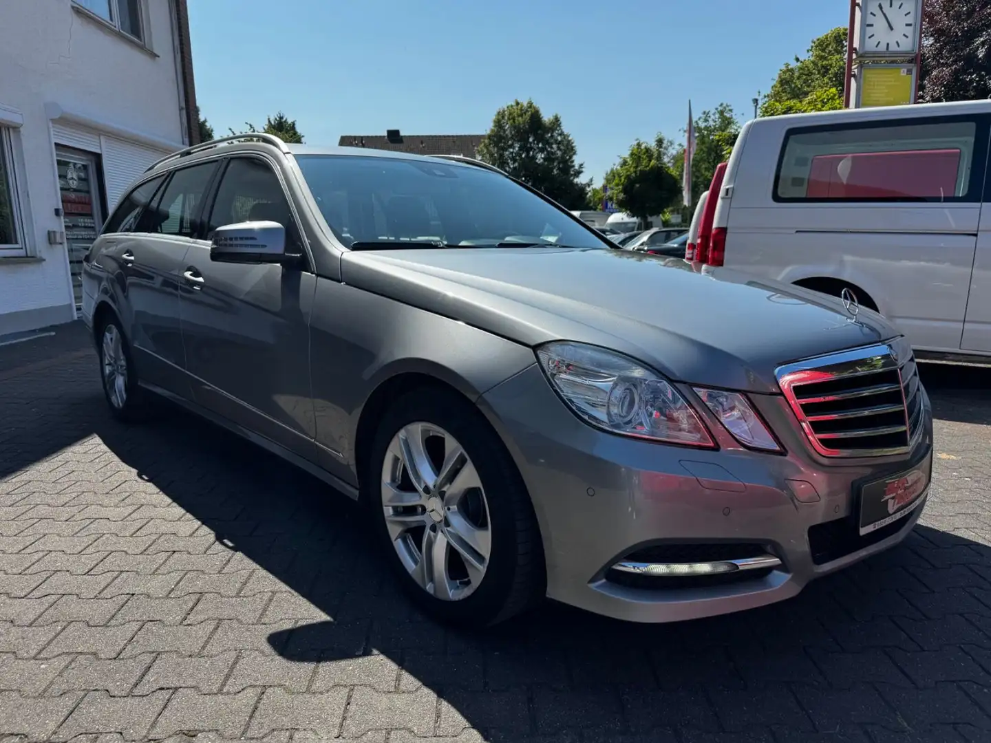 Mercedes-Benz E 220 T CDI BlueEfficiency AHK TOP Zustand Silber - 1