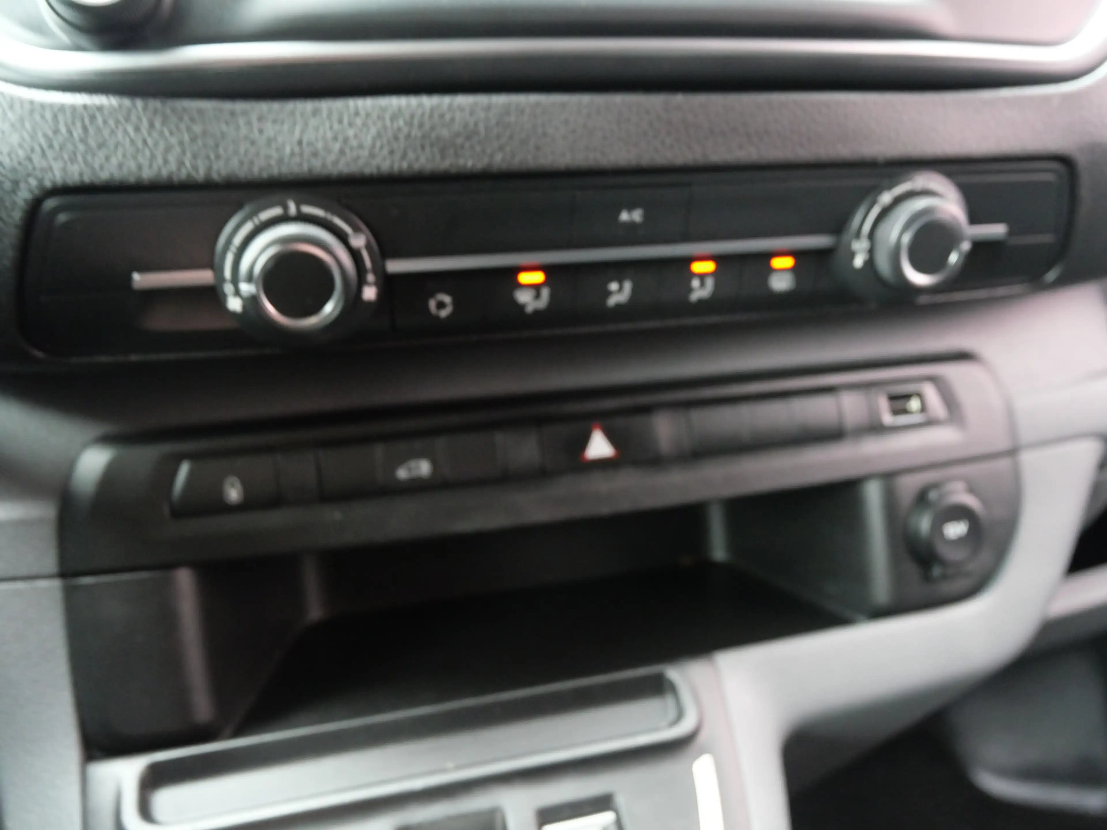 Peugeot e-Expert PREMIUM 75 kWh | LANG | CARPLAY | CRUISE | AIRCO | — photo 7