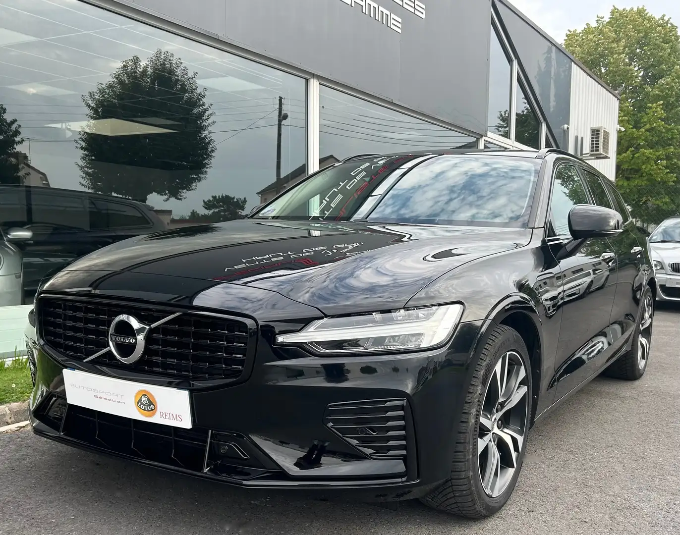 Volvo V60 T6 AWD RECHARGE 253 CH+87 CH R-DESIGN GEARTRONIC 8 Noir - 1