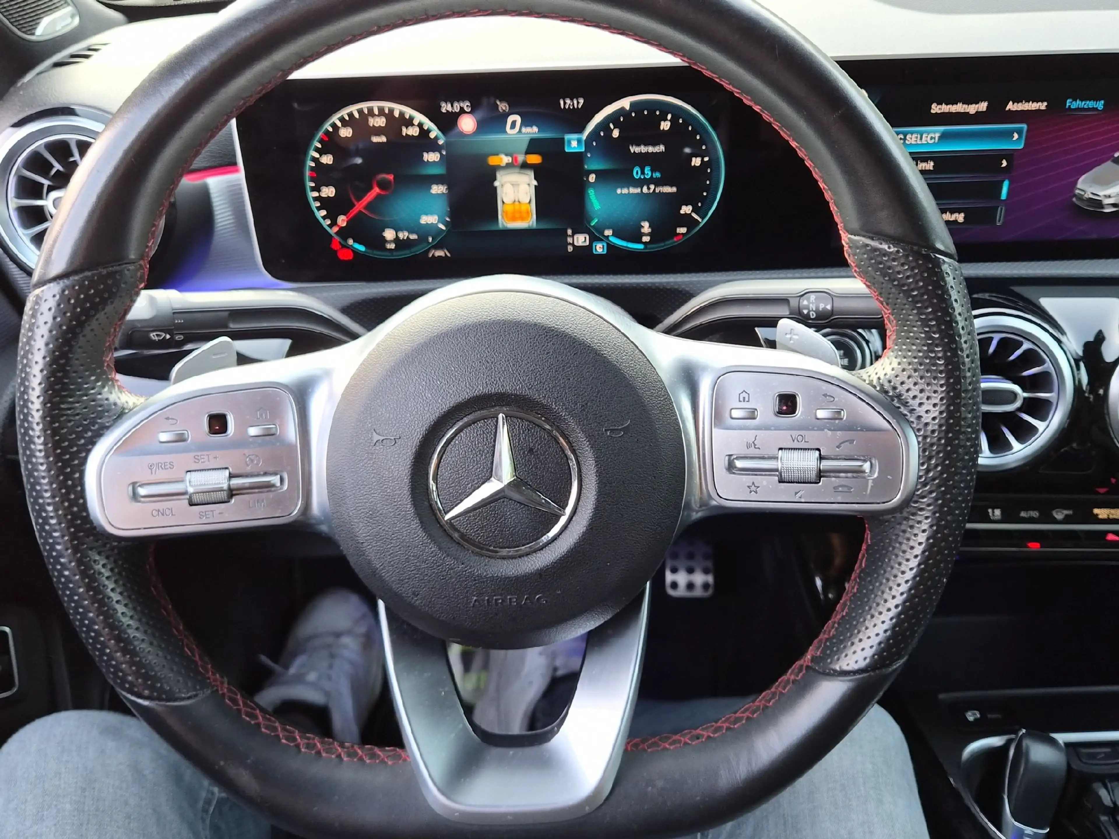 Mercedes-Benz A 180 A-Klasse A 180 d Lim. AMG Line — photo 12