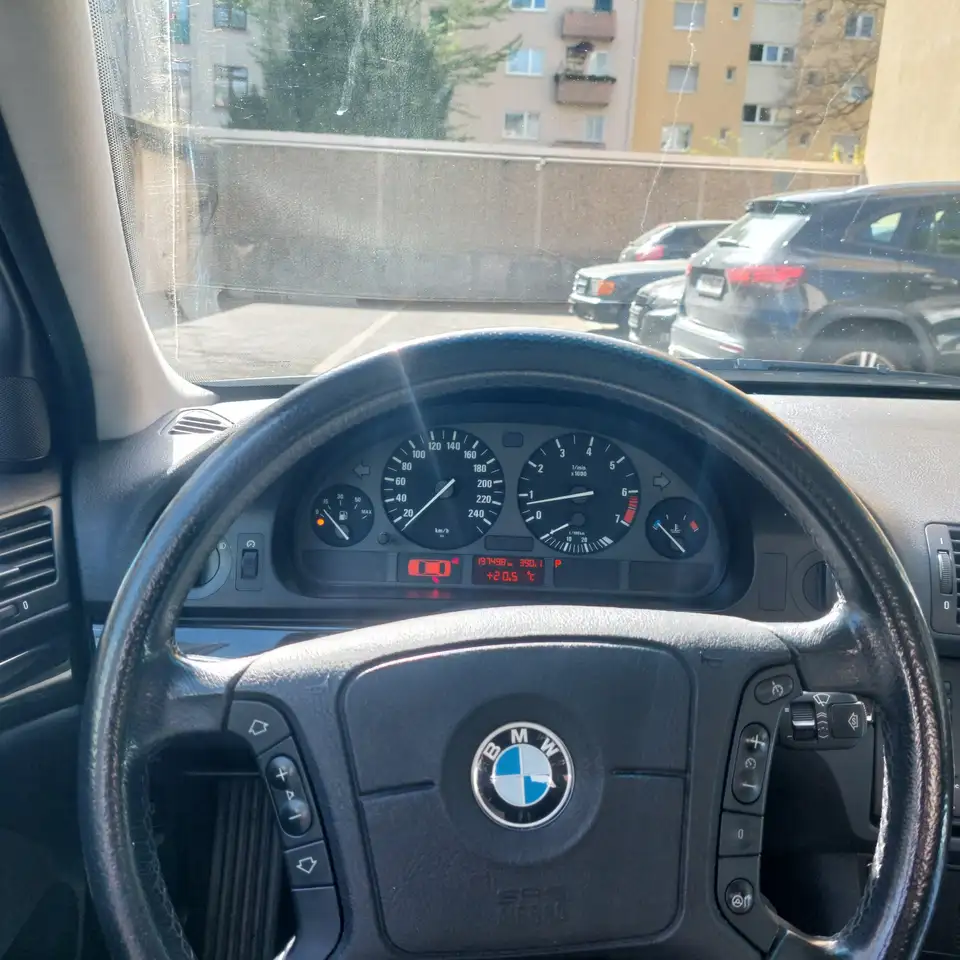 BMW 528i, foto 1