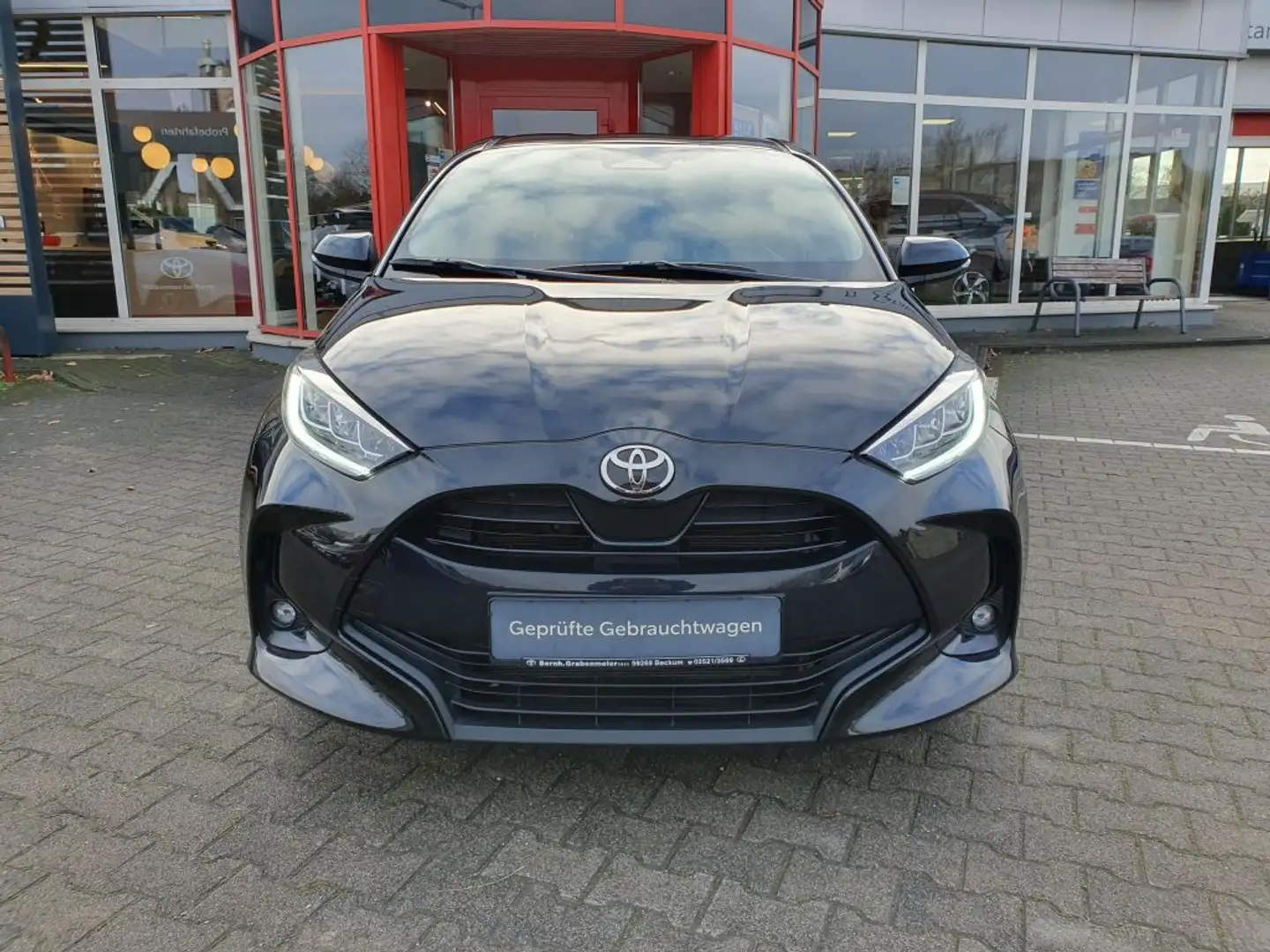 Toyota Yaris Hybrid 116 1.5 VVT-i Teamplayer Schwarz - 2